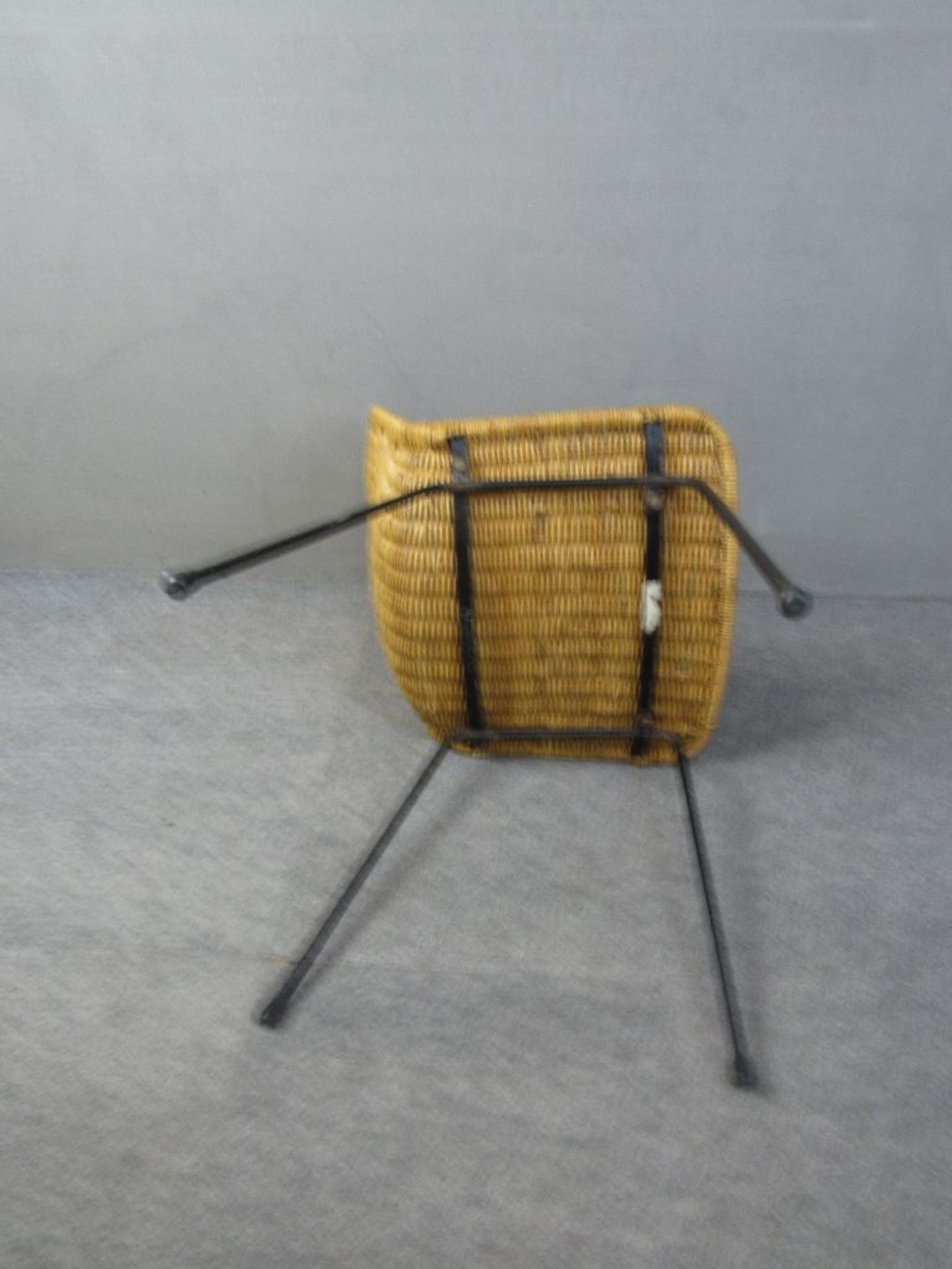 Designerstuhl Vintage Metallgestell mit Rattan 60er Jahre unterseits gemarkt - Bild 4 aus 5