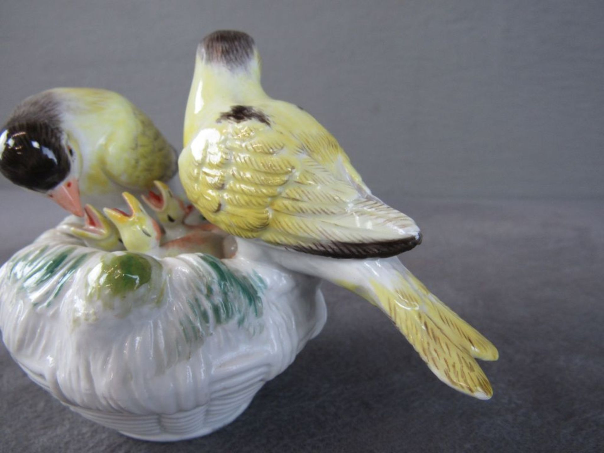 Porzellanfigur Meissen Schwertermarke Kanarienvögel auf Nest ca.10cm hoch farbenfroh - Bild 5 aus 8