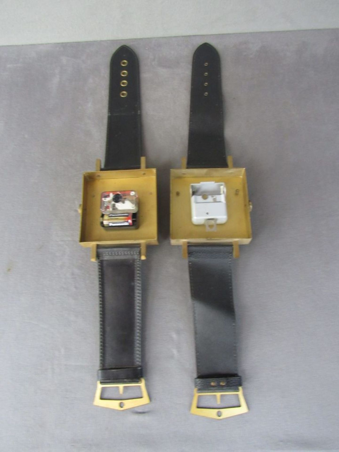 Zwei Wanduhren Vintage Designobjekte Armbanduhren in Großformat Gesamtlänge 75cm - Image 4 of 4