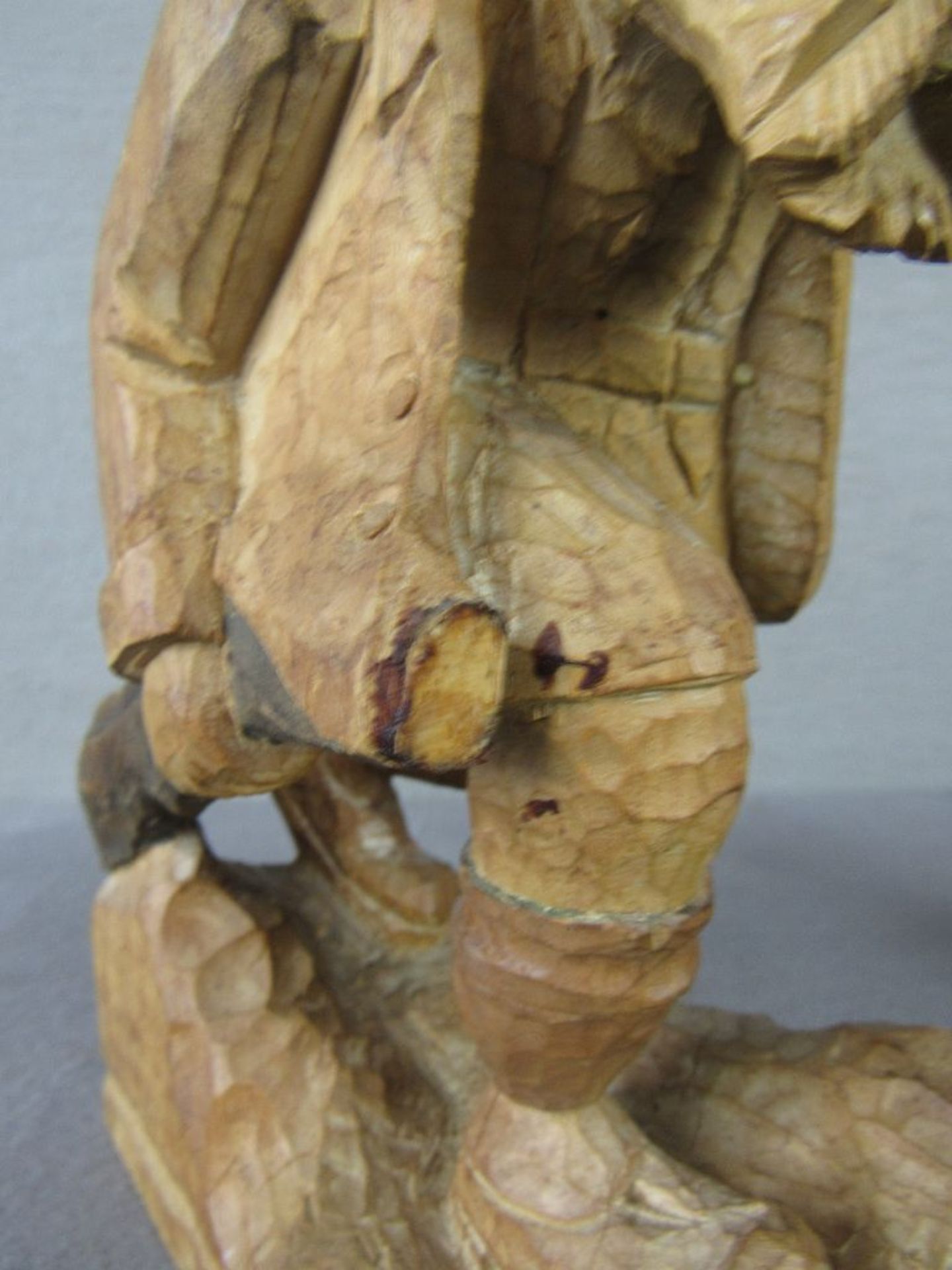 Zwei Holzskulpturen handgeschnitzt 17&21cm bestoßen - Image 7 of 7