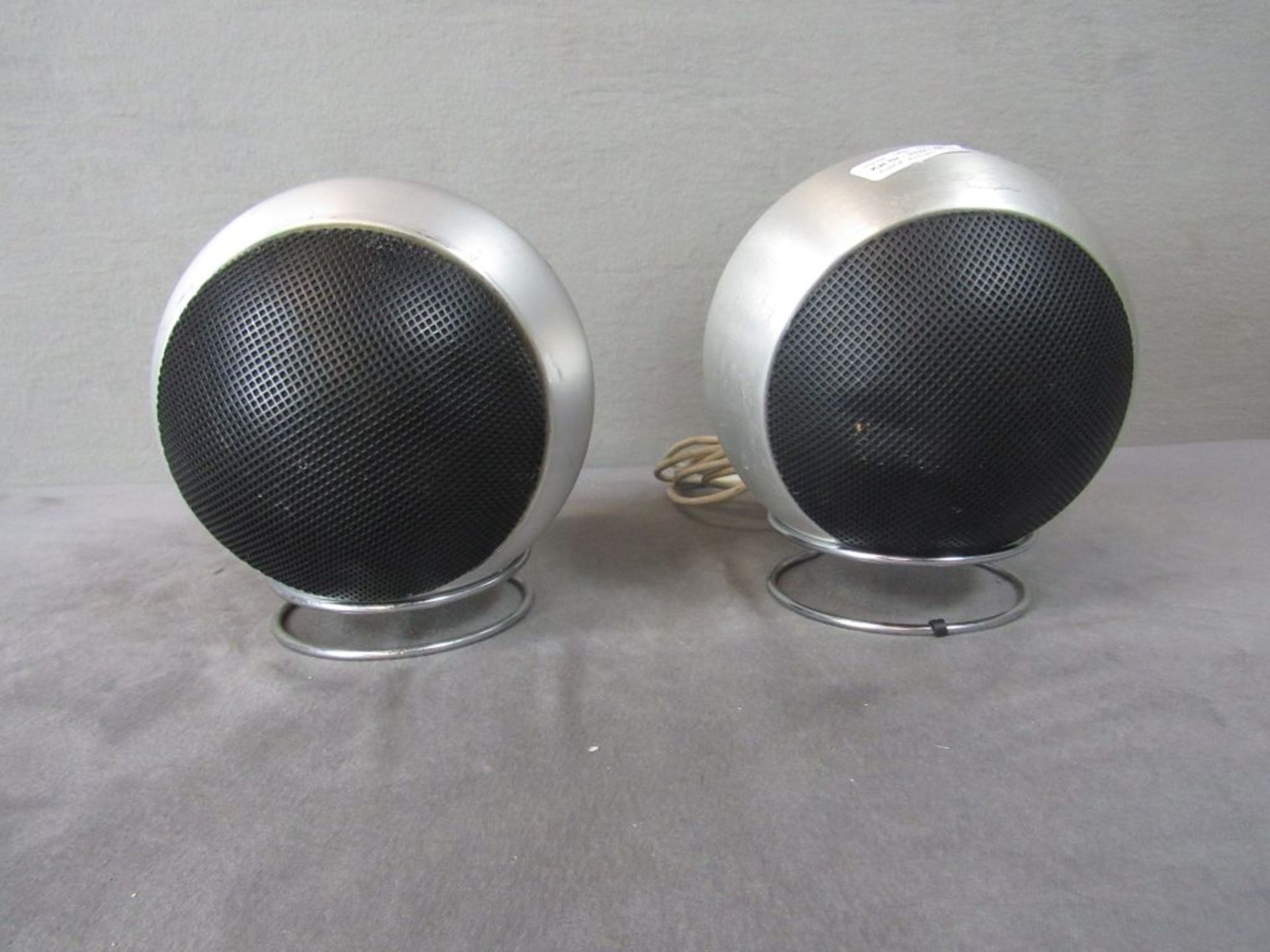 Ein Paar Kugellautsprecher auf seperaten Füßen Grundig gebürstetes Aluminium Durchmesser ca.18cm