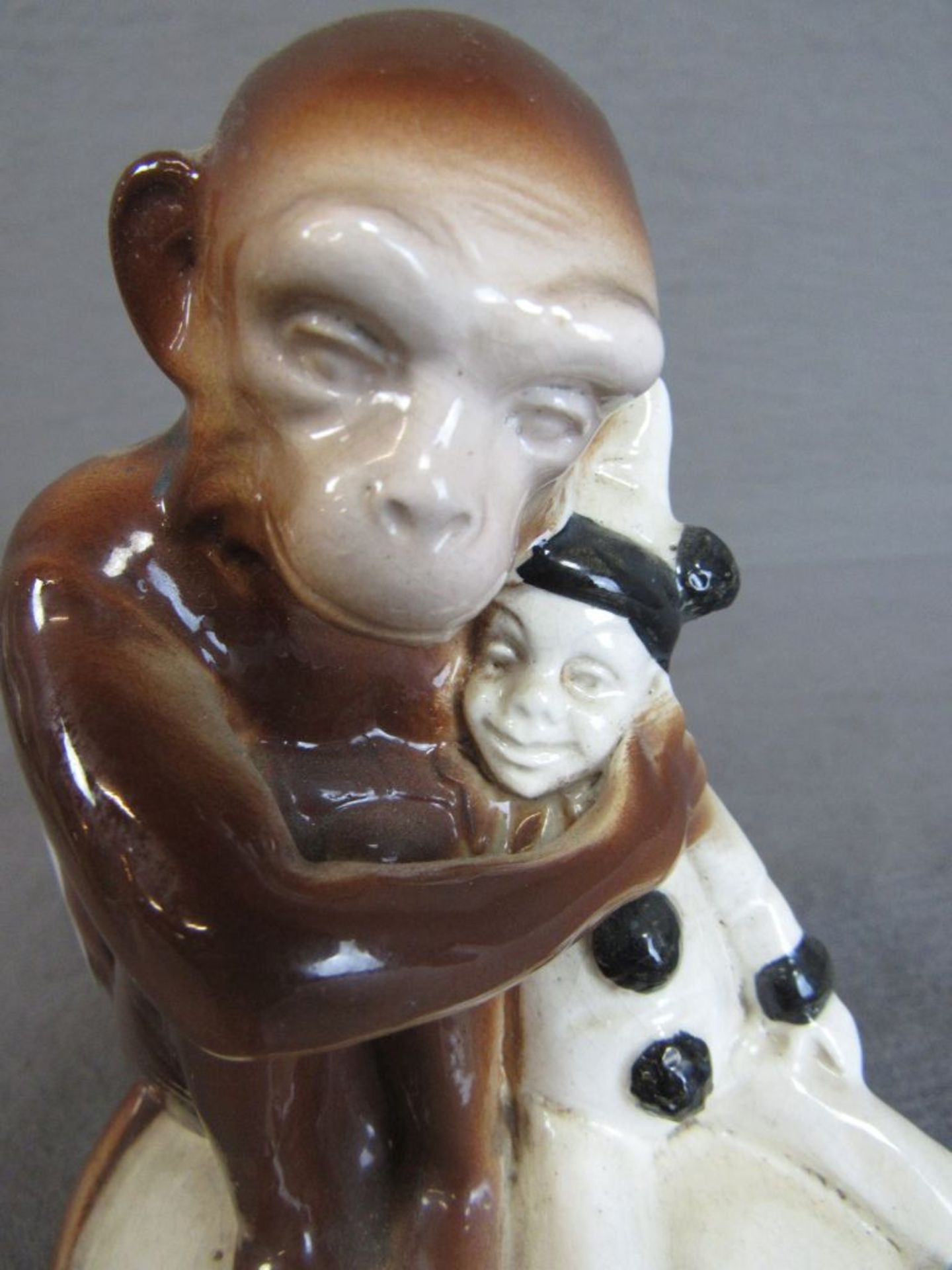 Porzellanfigur Affe mit Clown ungemarkt H:13cm - Bild 2 aus 7