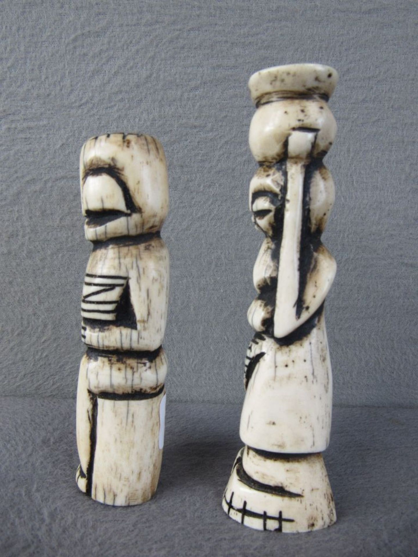 zwei Afrikanische handgeschnitzte Beinfiguren 14&13cm - Bild 4 aus 5