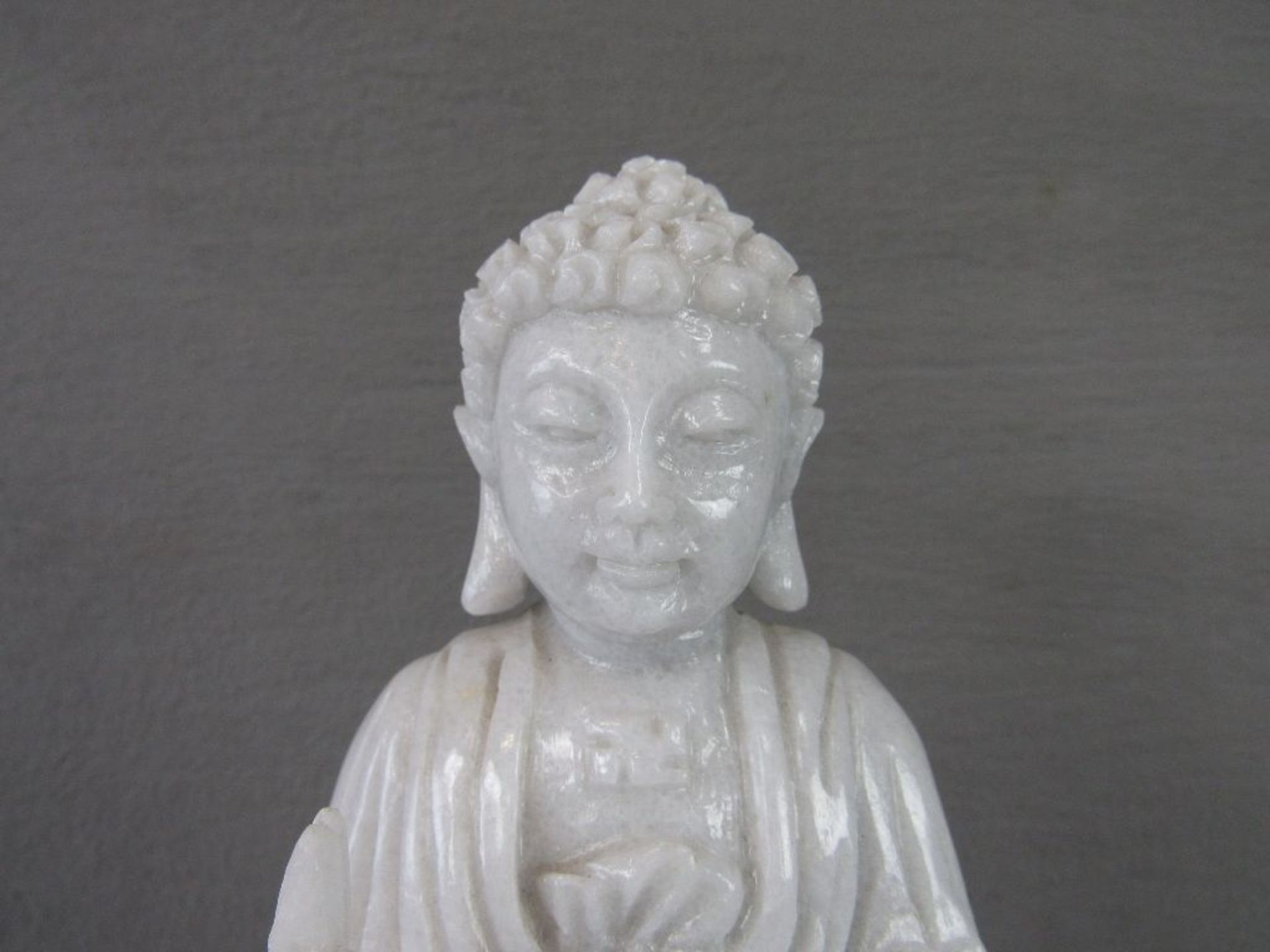 Buddhaskulptur handgearbeitet Vietnam Marmor kein Guß auf der Brust mit HK Höhe:32cm - Image 2 of 9