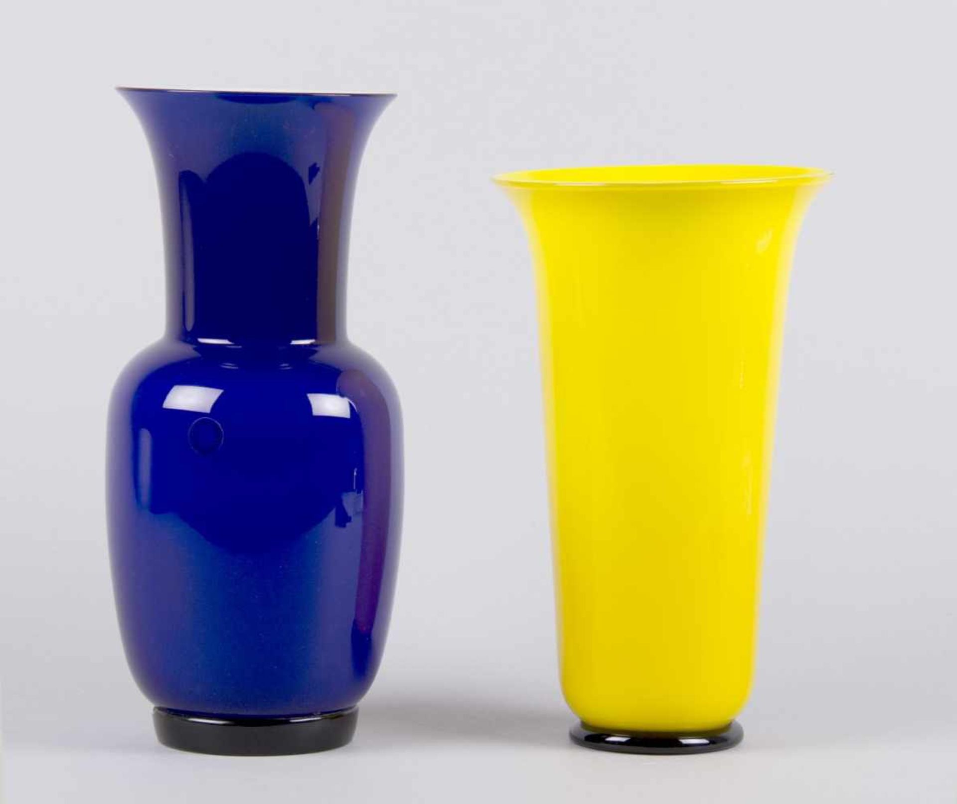 Zwei Murano-Vasen "Opalino"
