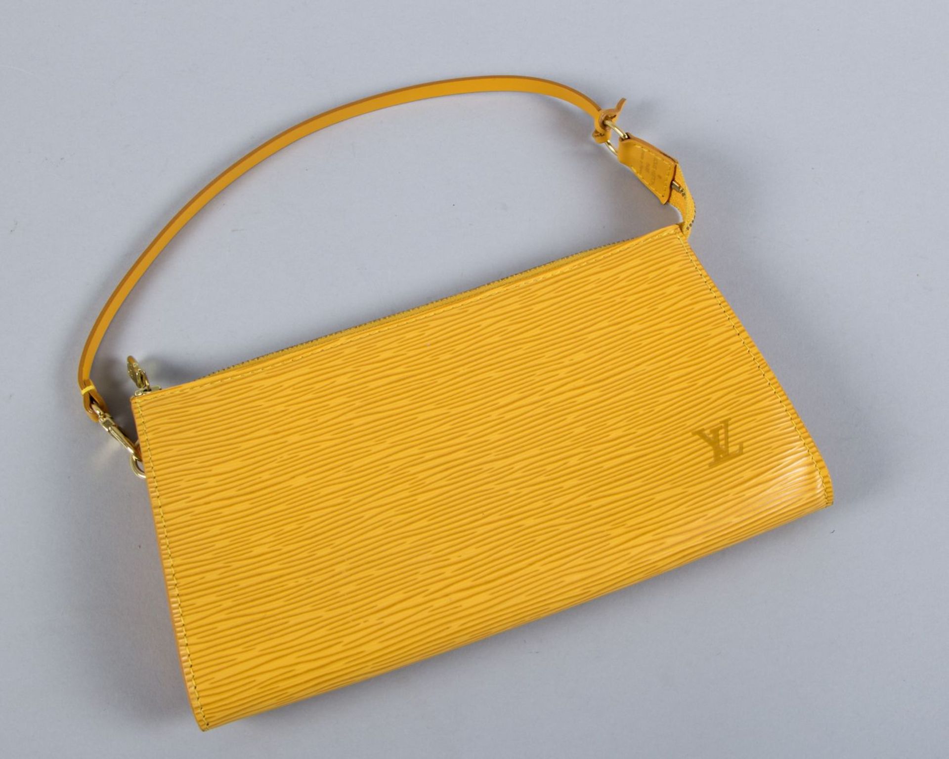 Louis Vuitton "Pochette Accessoires" ClutchGelborangefarbenes Leder mit geprägter Oberfläche und