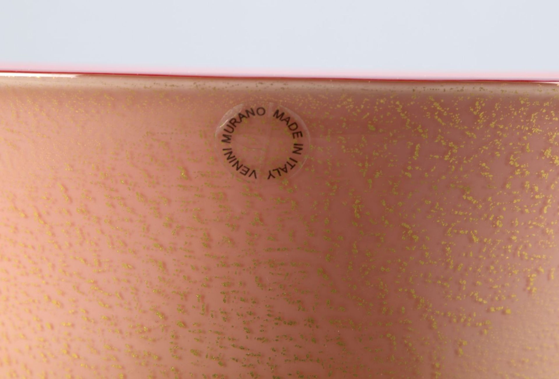 Murano-VaseFarbloses Glas, rosa unterfangen, gesprengte Goldfolie. Im Boden bez. "venini 97". H. - Image 3 of 3