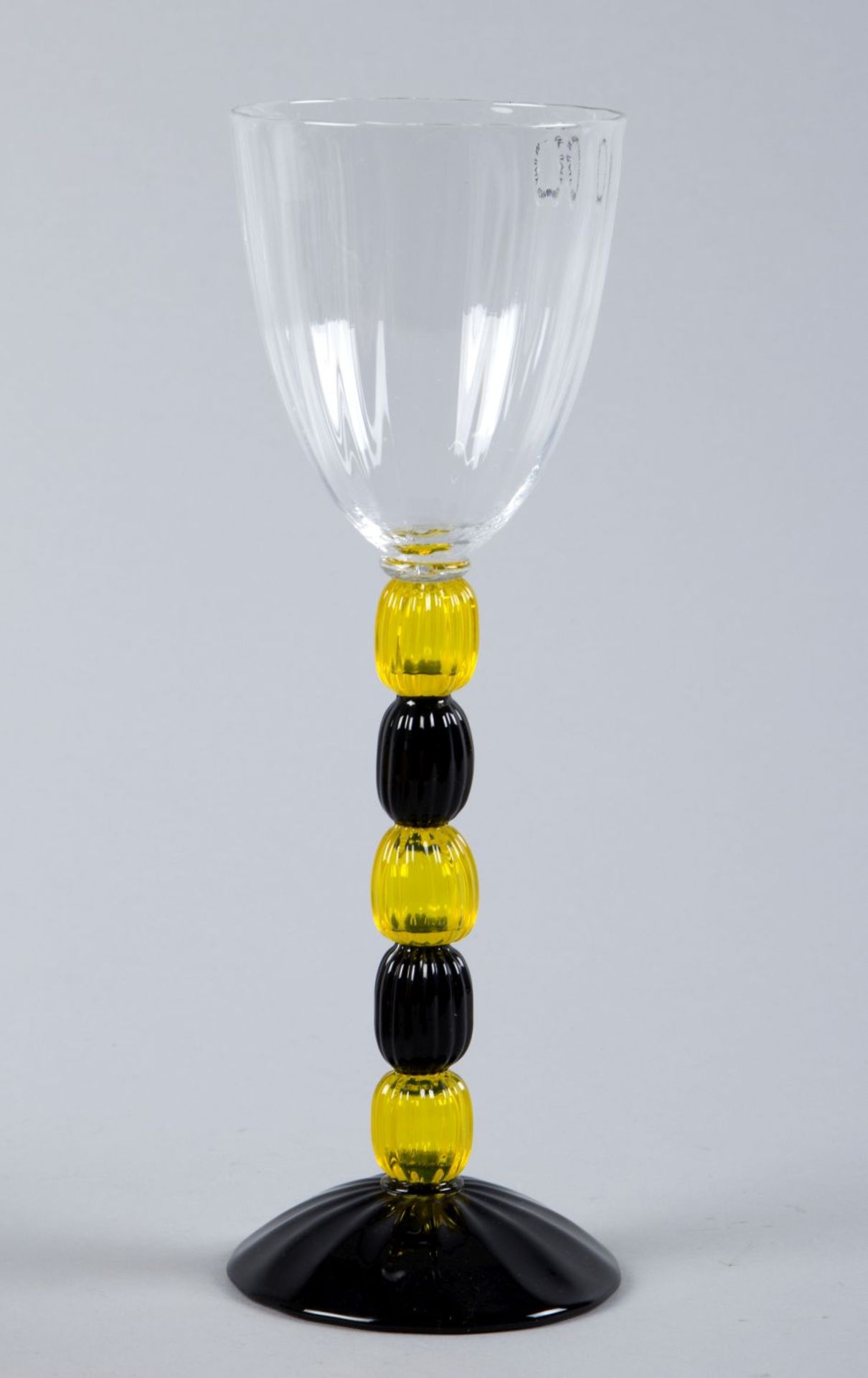 Murano-PokalFarbloses Glas. Hoher schlanker Schaft mit 5 Nodi in Blau und Gelb auf leicht