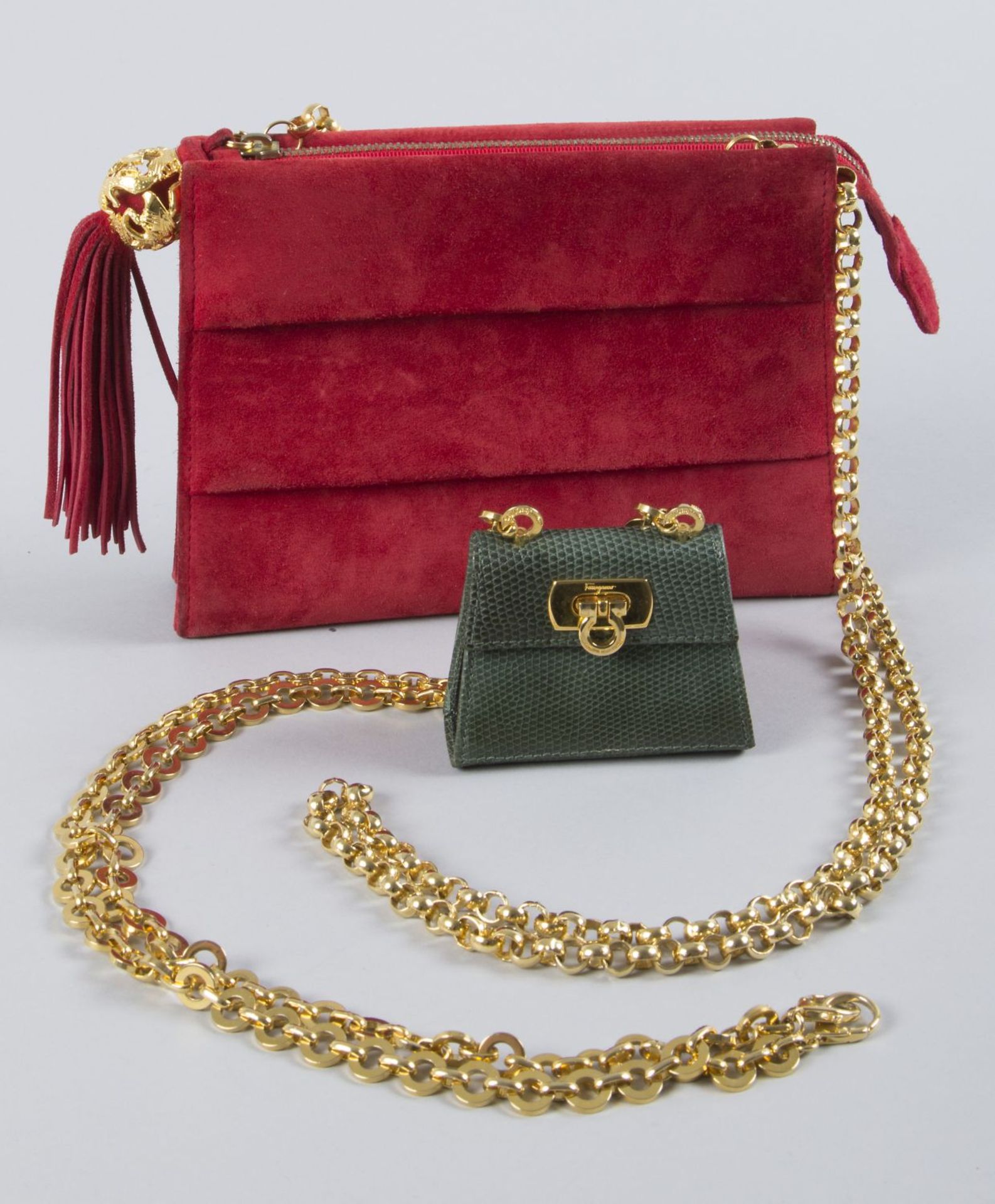 Salvatore Ferragamo-Abendtasche und -MiniaturtascheRotes Wildleder mit goldfarbenem Innenleben sowie
