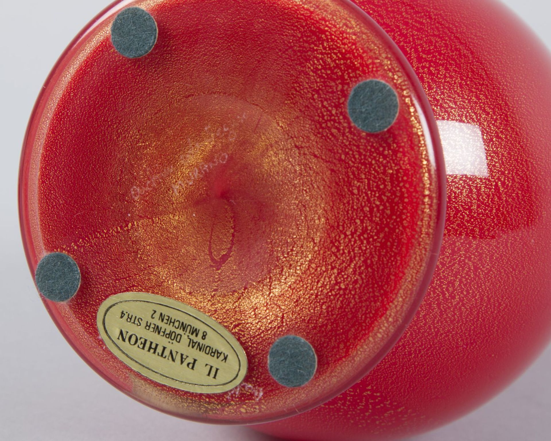 Karaffe mit Stöpsel "pulegoso"Farbloses Glas, rot unterfangen mit gesprengter Goldfolie. Im Boden - Image 3 of 3