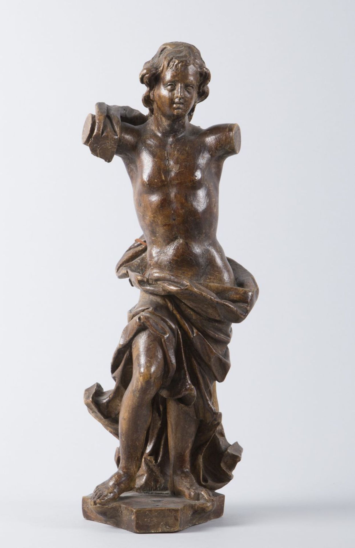 Figur eines stehenden HeiligenHolz, geschnitzt. Vollrunde Ausführung. Braun gebeizt. Wohl