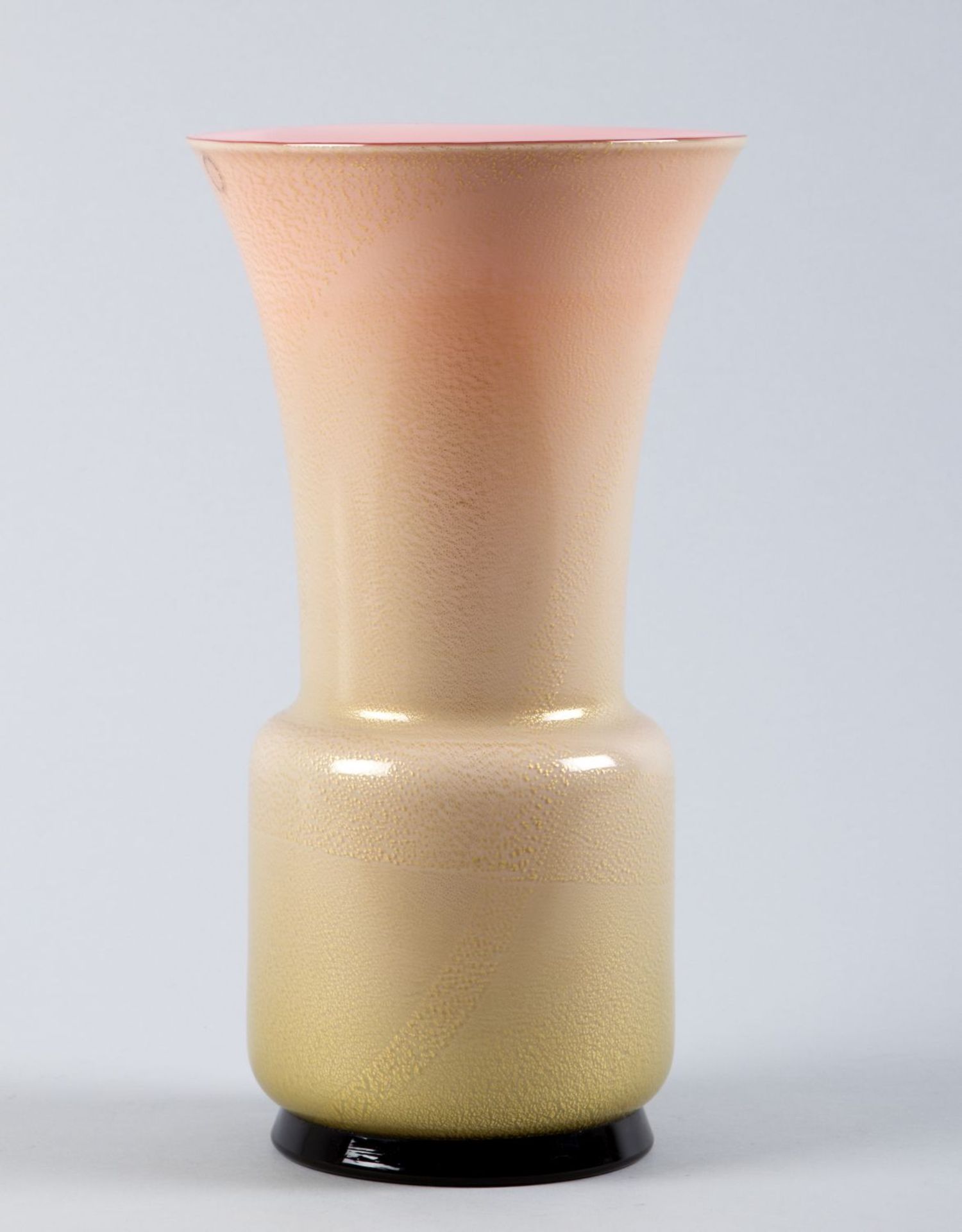 Murano-VaseFarbloses Glas, rosa unterfangen, gesprengte Goldfolie. Im Boden bez. "venini 97". H.