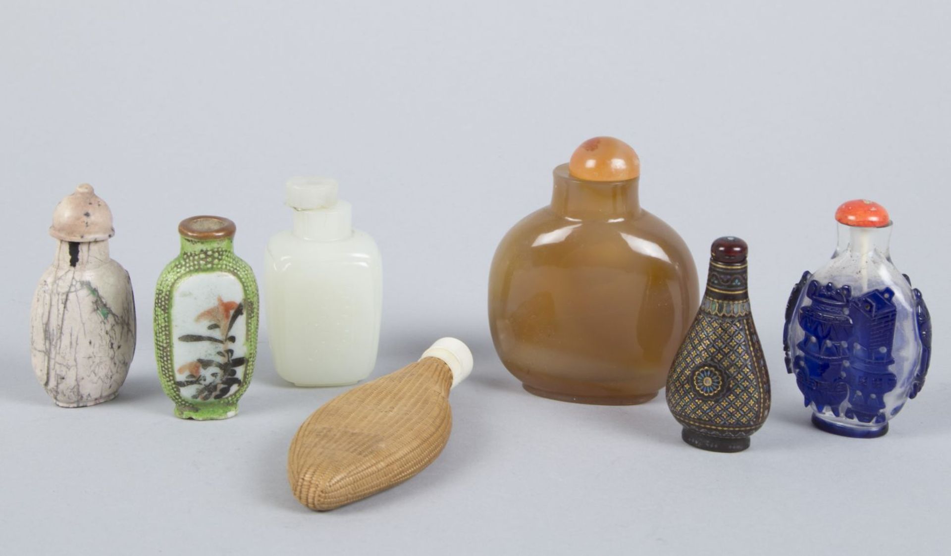 Sechs snuff bottles und 1 FlaconVerschiedene Materialien u.a. Porzellan, Glas und Achat. China. H.