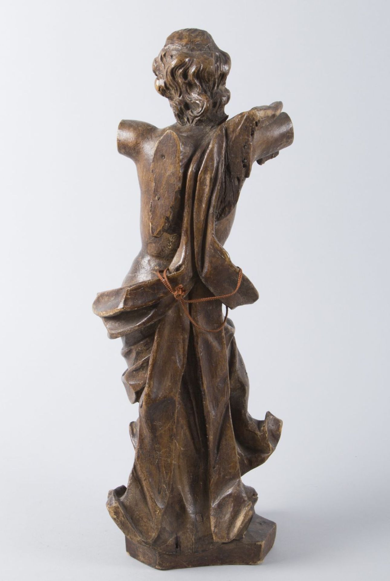 Figur eines stehenden HeiligenHolz, geschnitzt. Vollrunde Ausführung. Braun gebeizt. Wohl - Bild 2 aus 2