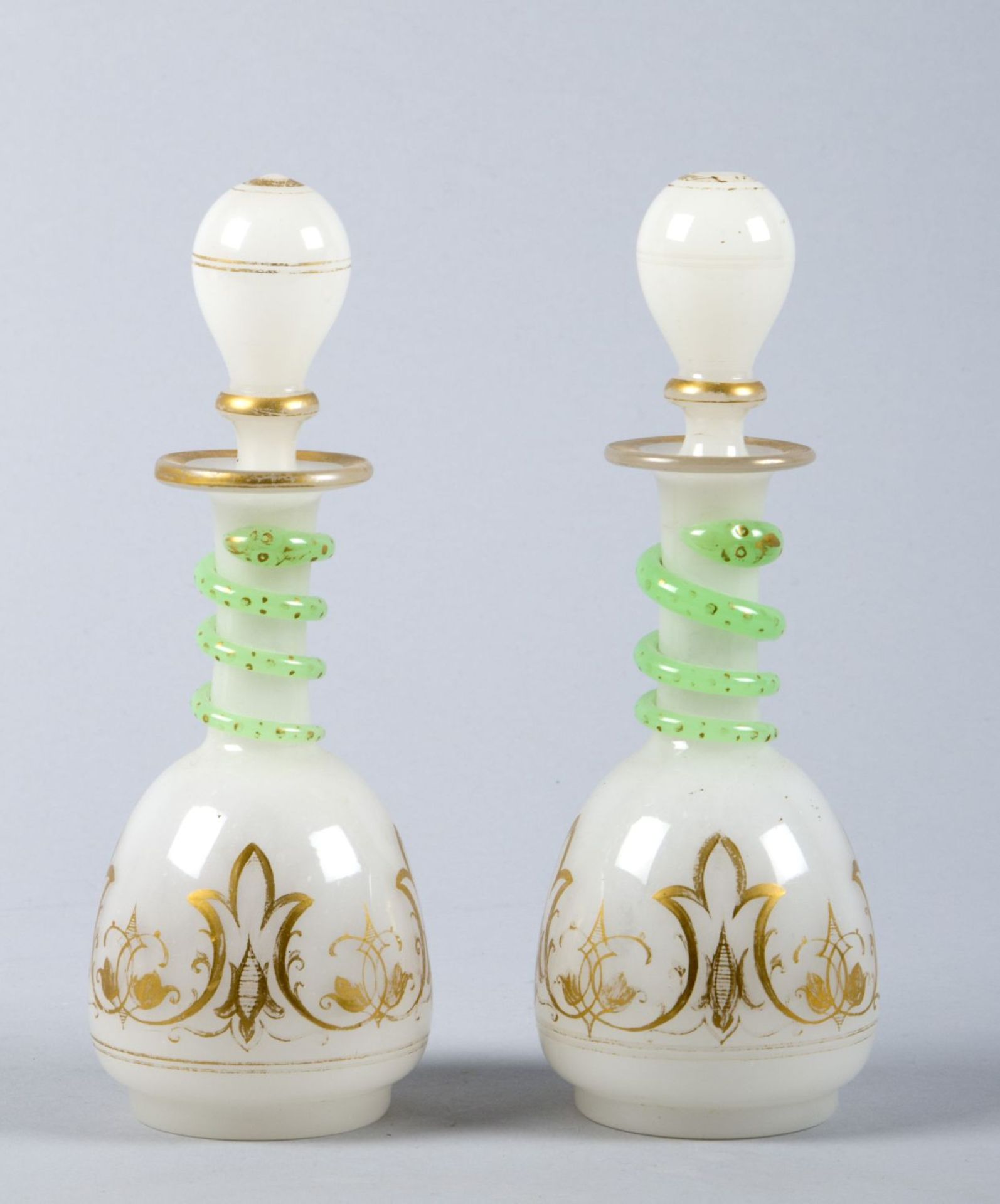Ein Paar Biedermeier-Flacons mit StöpselnWeißes und grünes Alabasterglas. Goldstaffage. Böhmen, um
