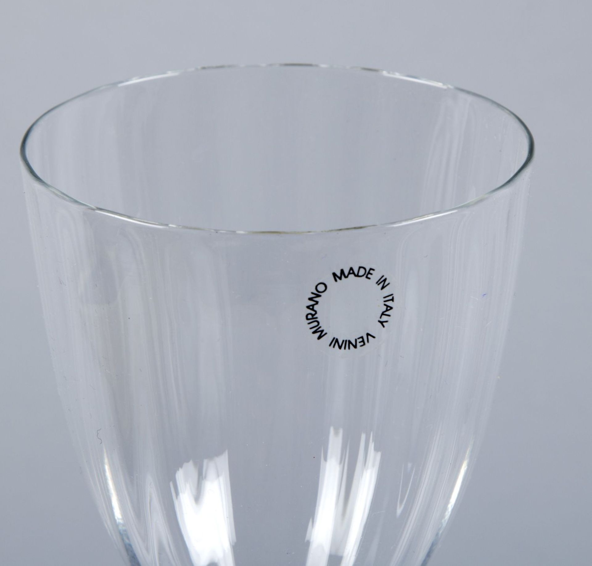 Murano-PokalFarbloses Glas. Hoher schlanker Schaft mit 5 Nodi in Blau und Gelb auf leicht - Image 2 of 4