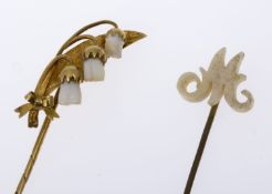 Zwei KrawattennadelnGelbgold 585 (geprüft) und Metall, vergoldet. Versch. Formen u.a. Maiglöckchen