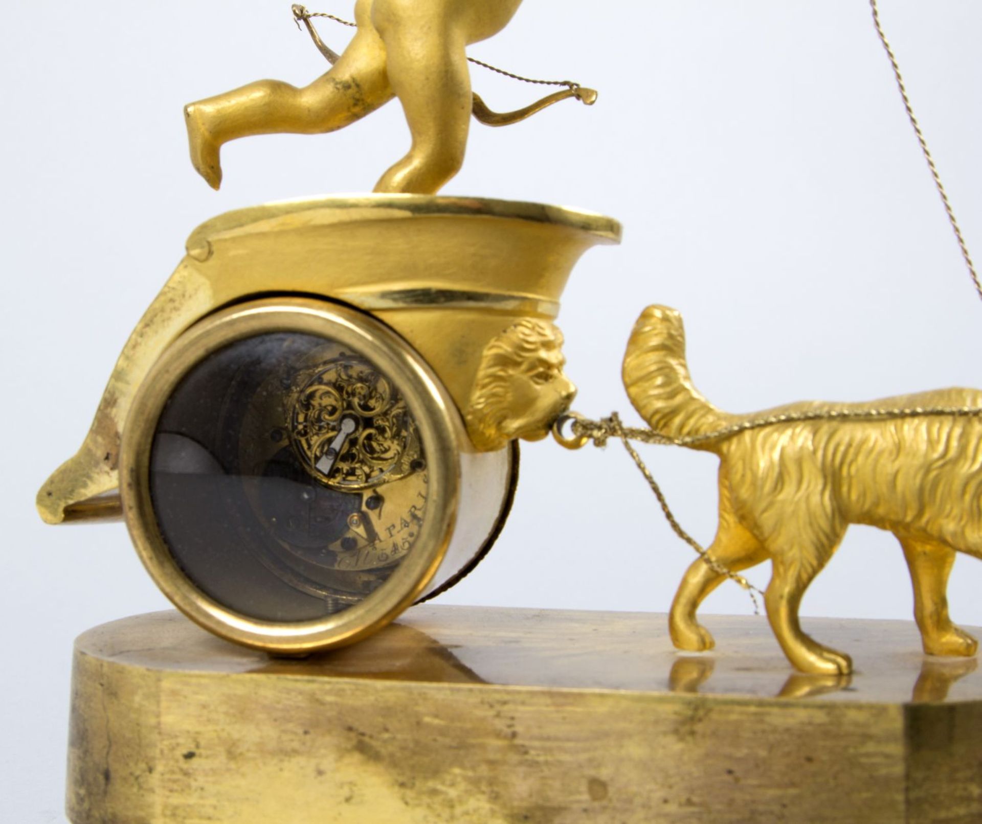 Miniatur-PenduleBronze, vergoldet. Auf Sockel Amor in einem vom Hund gezogenen Streitwagen. Im Rad - Bild 3 aus 4