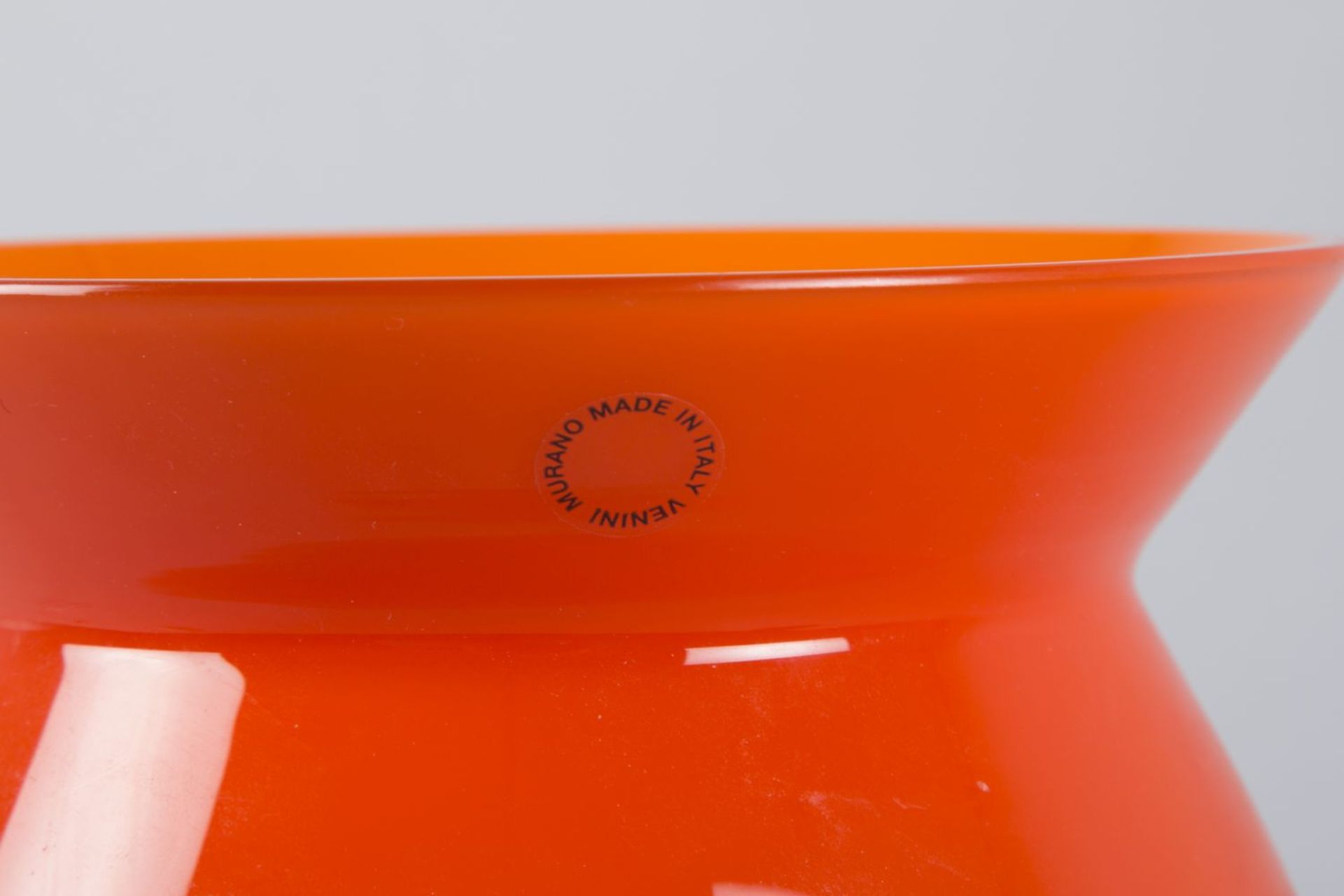 Murano-Vase "incamiciato"Farbloses Glas, orange unterfangen. Im Boden bez. venini 2002 A. Mendini. - Image 2 of 3