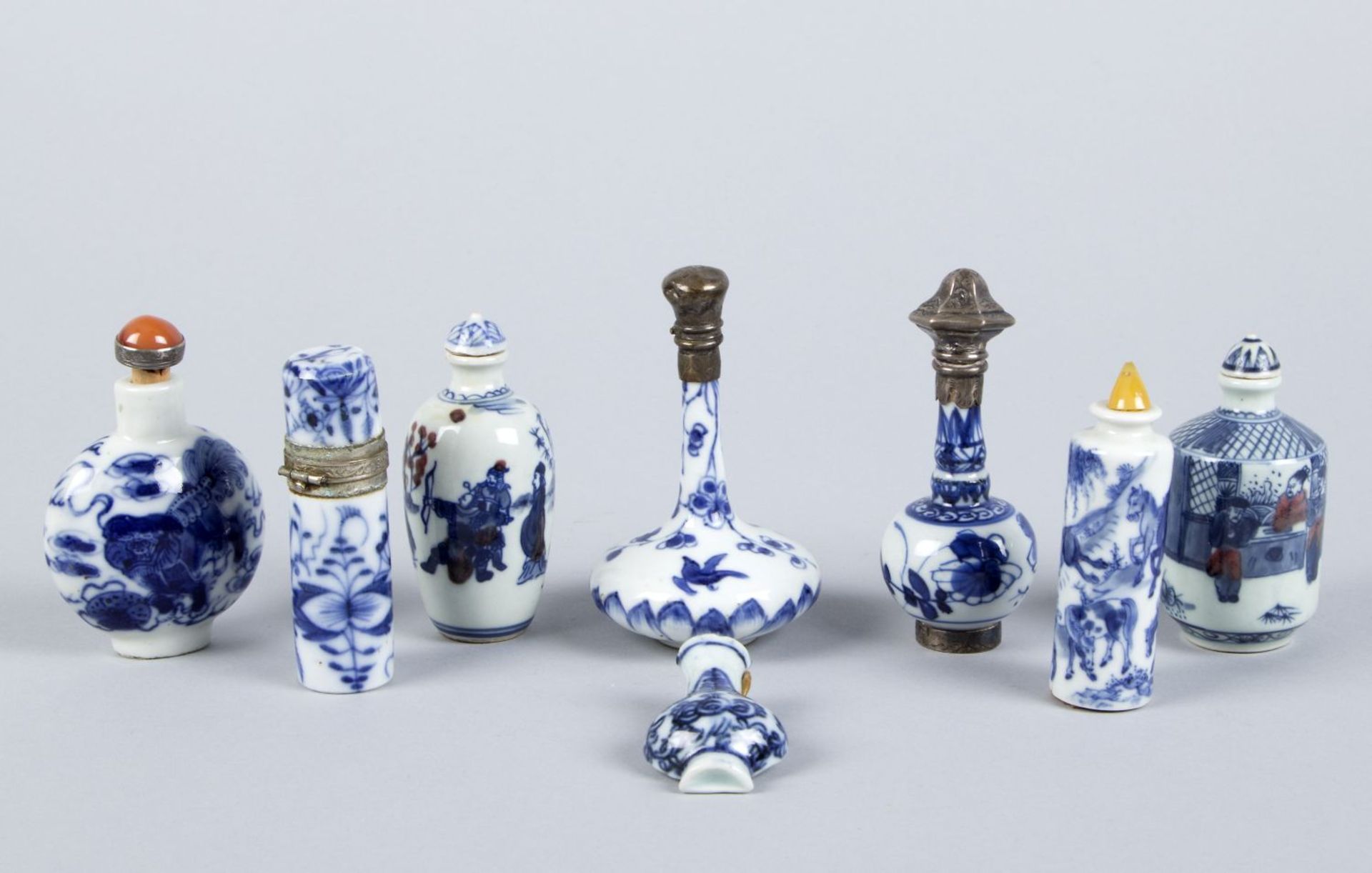 Vier snuff bottles, 3 Flacons und MiniaturväschenPorzellan. Versch. blau-weiße Dekore. China. H. bis