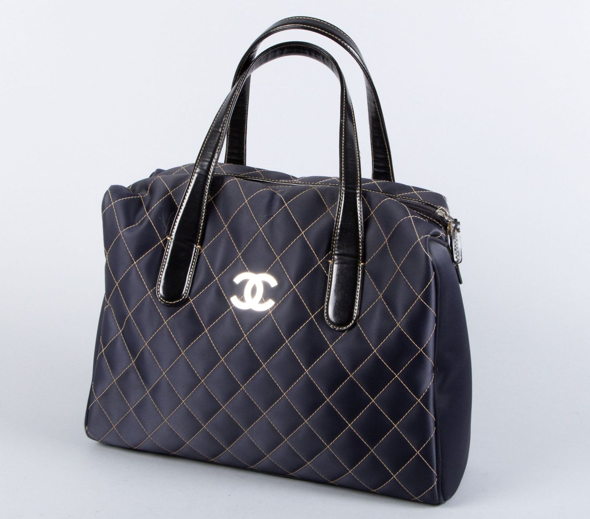 Vintage-Chanel-HandtascheDunkelblaues Nylon mit gesteppten beigen Nähten, beiges Innenfutter mit