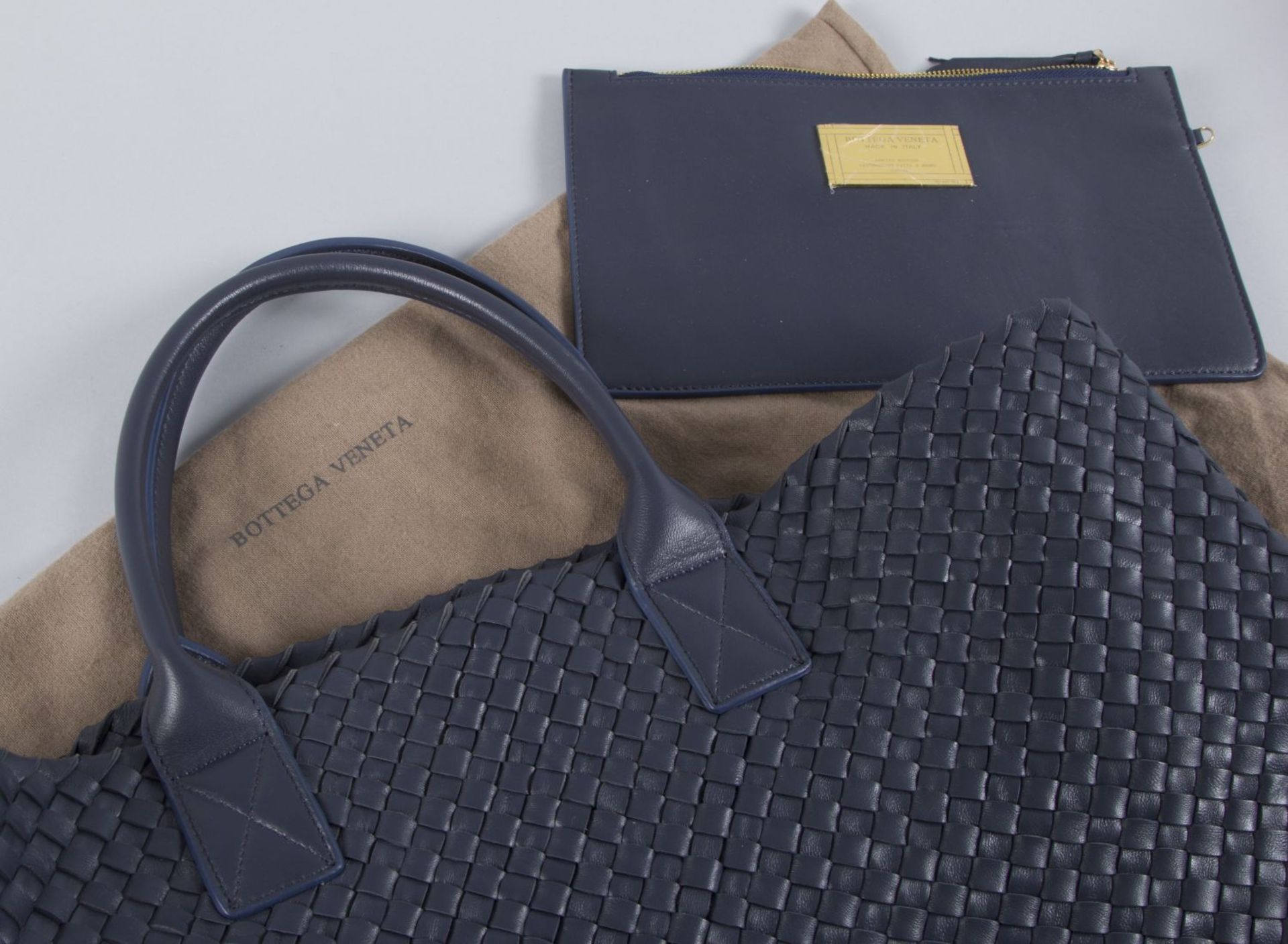 Bottega Veneta "Cabat" TascheJeansfarbenes Nappaleder mit Intrecciato-Webmotiv. 2 glatte runde - Bild 3 aus 4