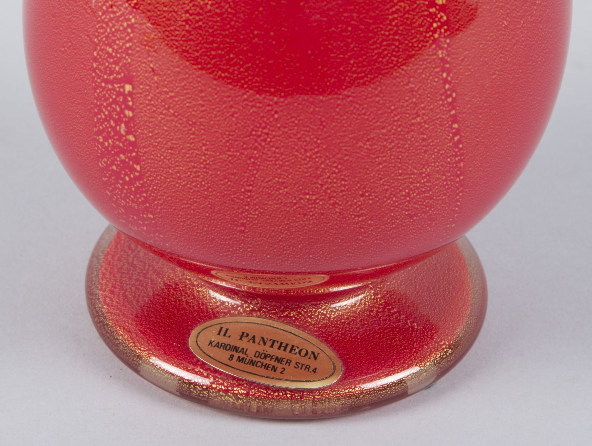 Karaffe mit Stöpsel "pulegoso"Farbloses Glas, rot unterfangen mit gesprengter Goldfolie. Im Boden - Image 2 of 3