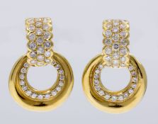 Ein Paar Diamant-OhrgehängeGelbgold 900 (geprüft). Runde Form an Halbcreole. Ausgefasst mit
