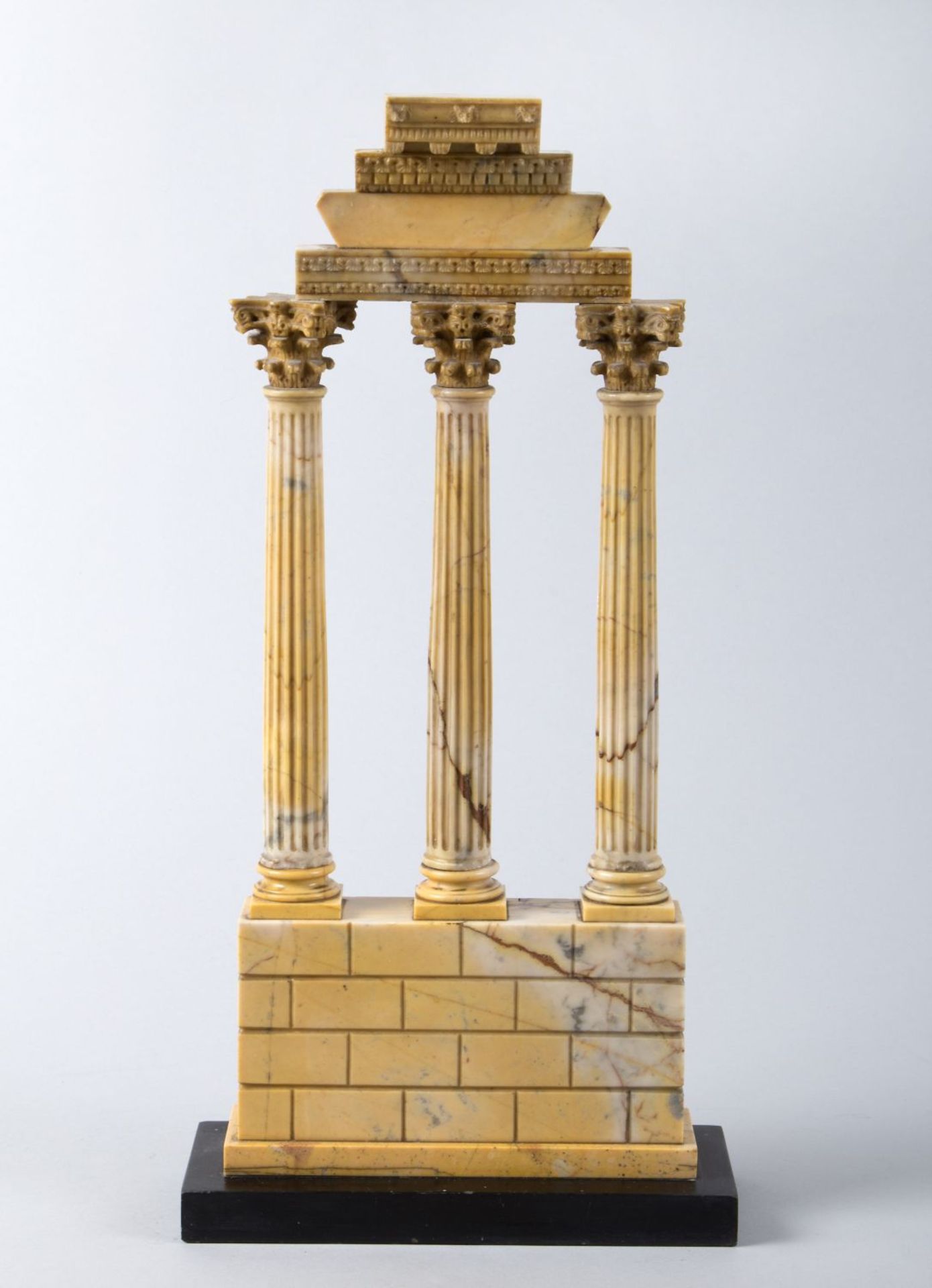TempelruineHellgelber, gebänderter Marmor. Miniatur, wohl nach dem Vorbild des Castortempels auf dem