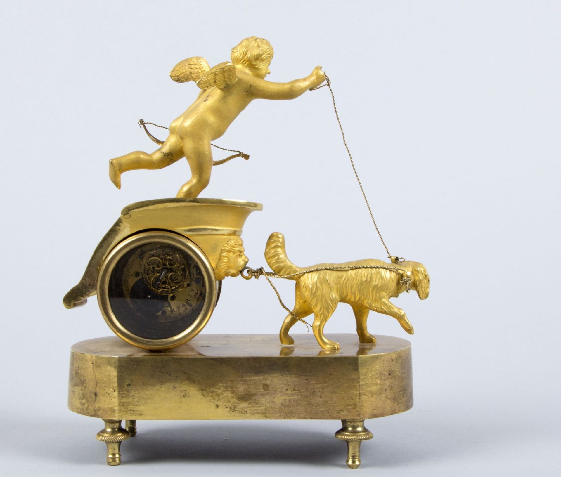 Miniatur-PenduleBronze, vergoldet. Auf Sockel Amor in einem vom Hund gezogenen Streitwagen. Im Rad - Bild 2 aus 4