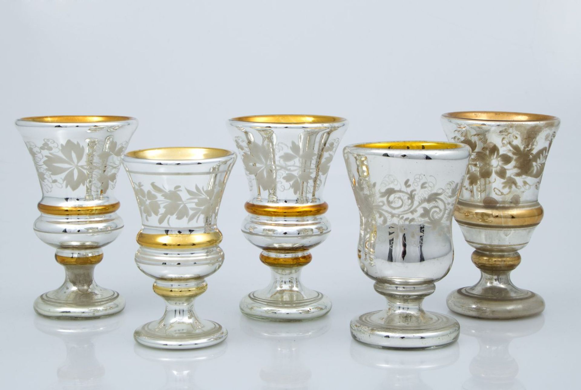 Fünf Pokale aus BauernsilberDoppelwandiges farbl. Glas mit Silber- und Goldbeschichtung. Versch.