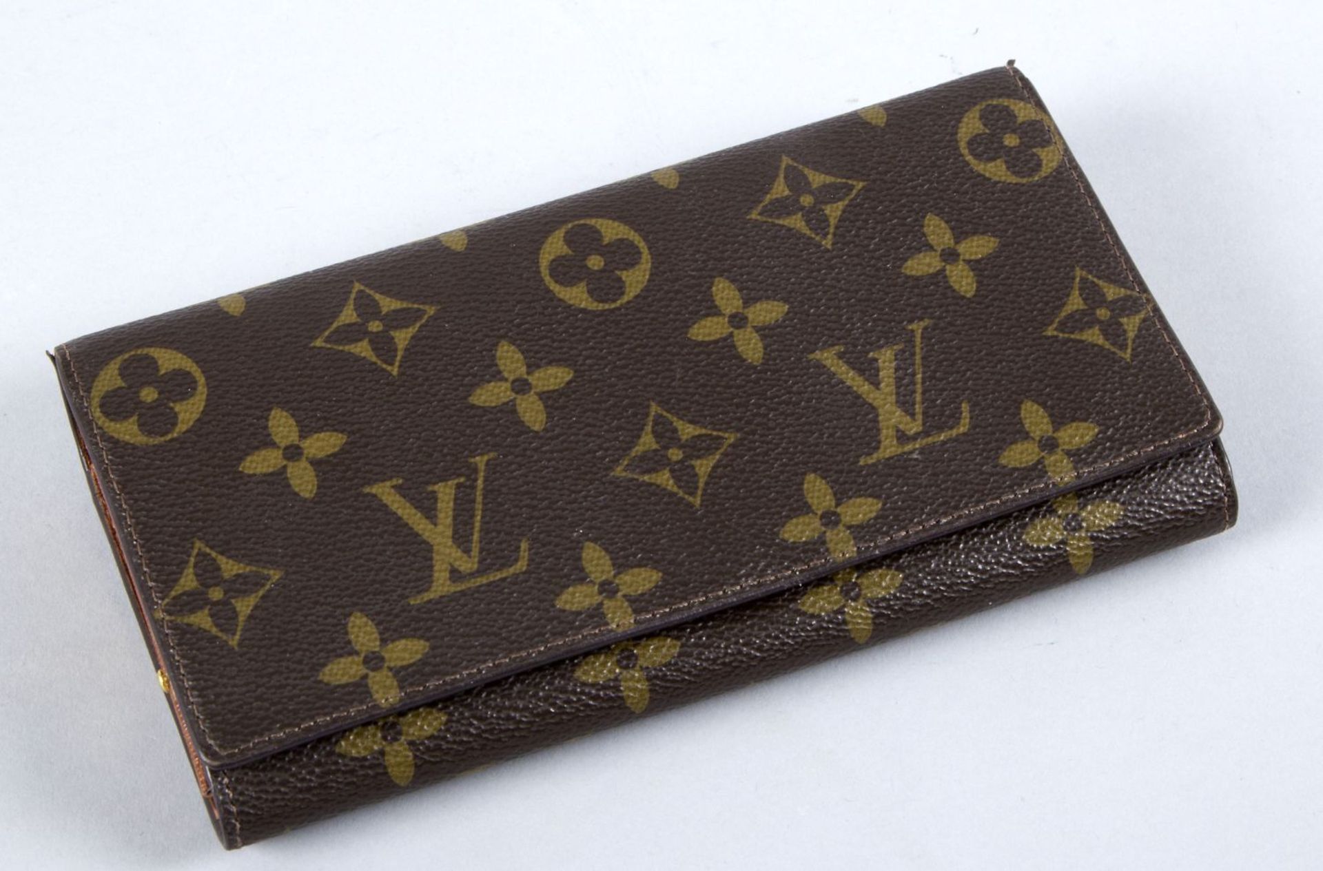 Louis Vuitton-GeldbörseMonogramm-Canvas. Beschläge aus goldfarbenem Metall. Hellbraunes Innenleben