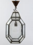 DeckenampelBleiverglaster Korpus. 1-flammig. Farbl. Glas mit Schliffdekor. H. 57 cm. Alterssp.