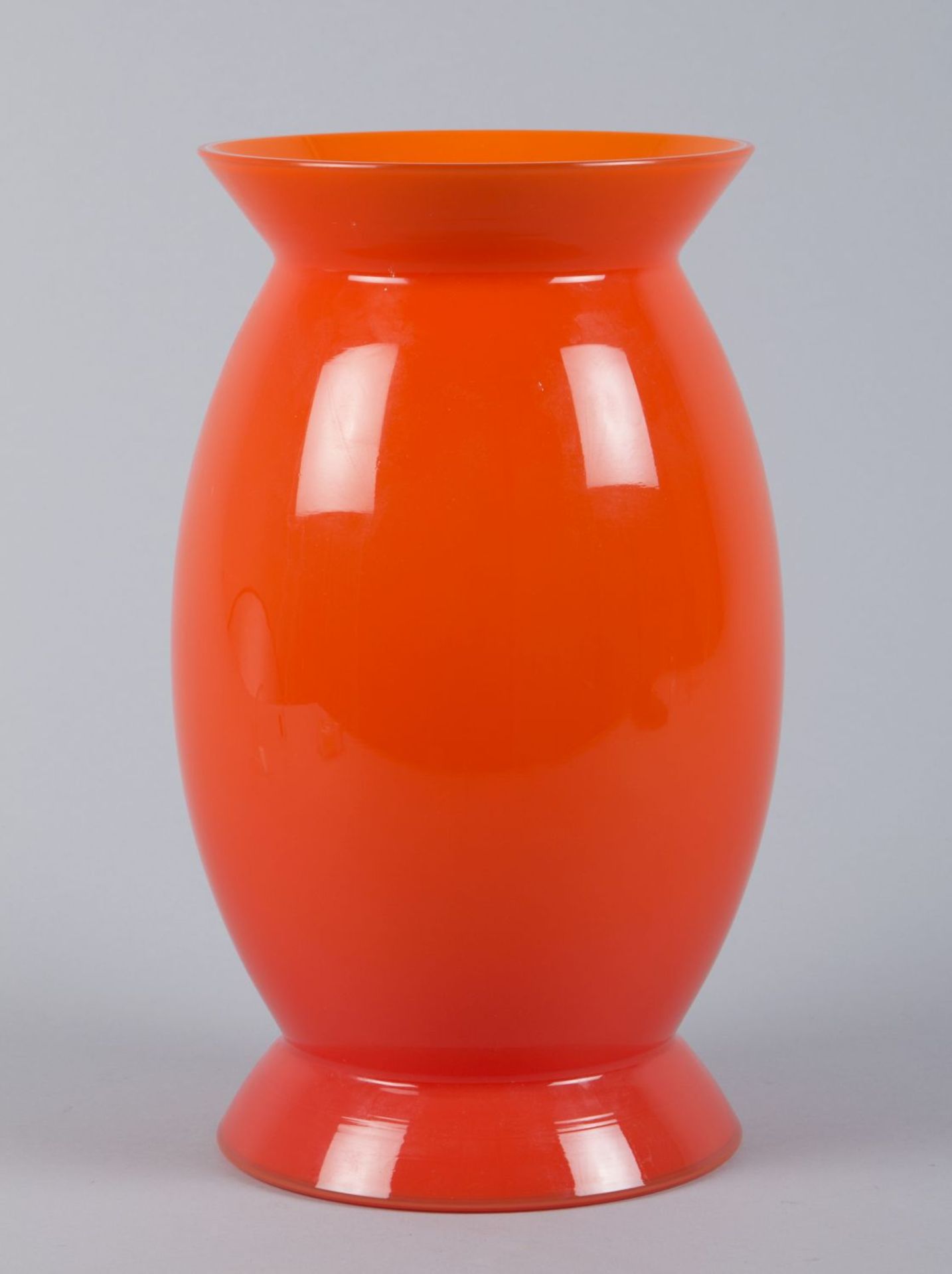 Murano-Vase "incamiciato"Farbloses Glas, orange unterfangen. Im Boden bez. venini 2002 A. Mendini.