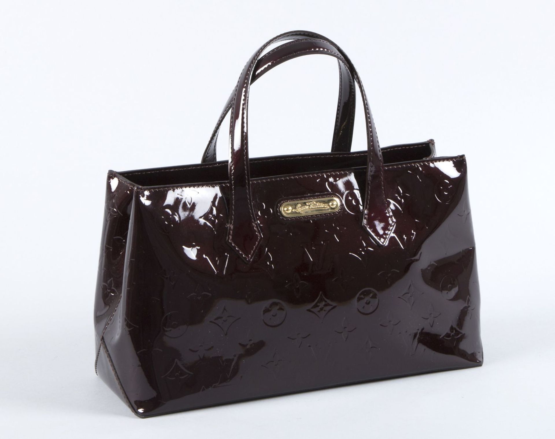 Louis Vuitton "Vernis Wilshire PM" HandtascheBraunes Lackleder mit Monogramm-Prägedruck. Logo-Schild