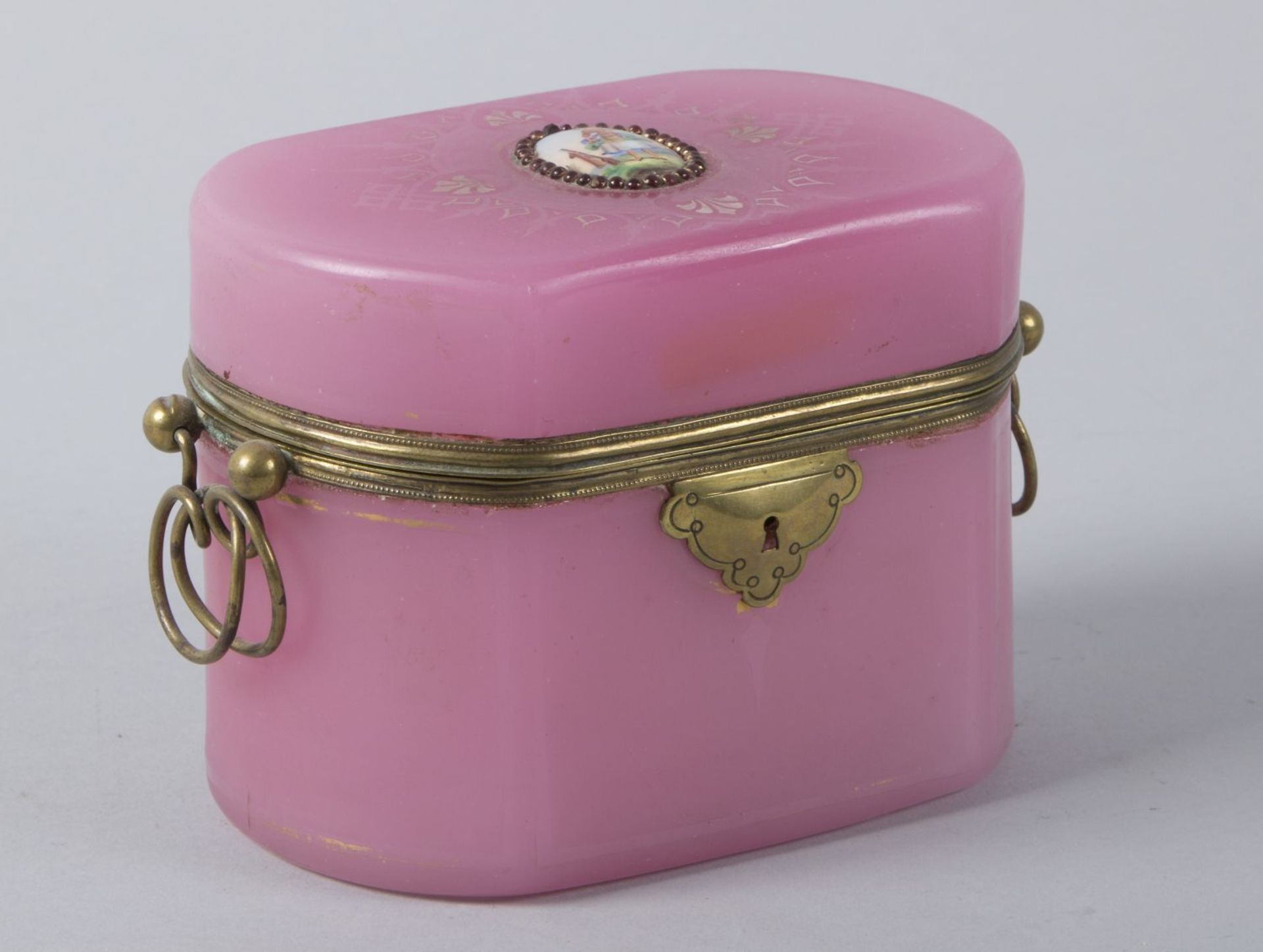 Biedermeier-ZuckerdoseWeißes Opalglas, mit rosa Opalglas überfangen. Ovaler Korpus. Auf dem Deckel