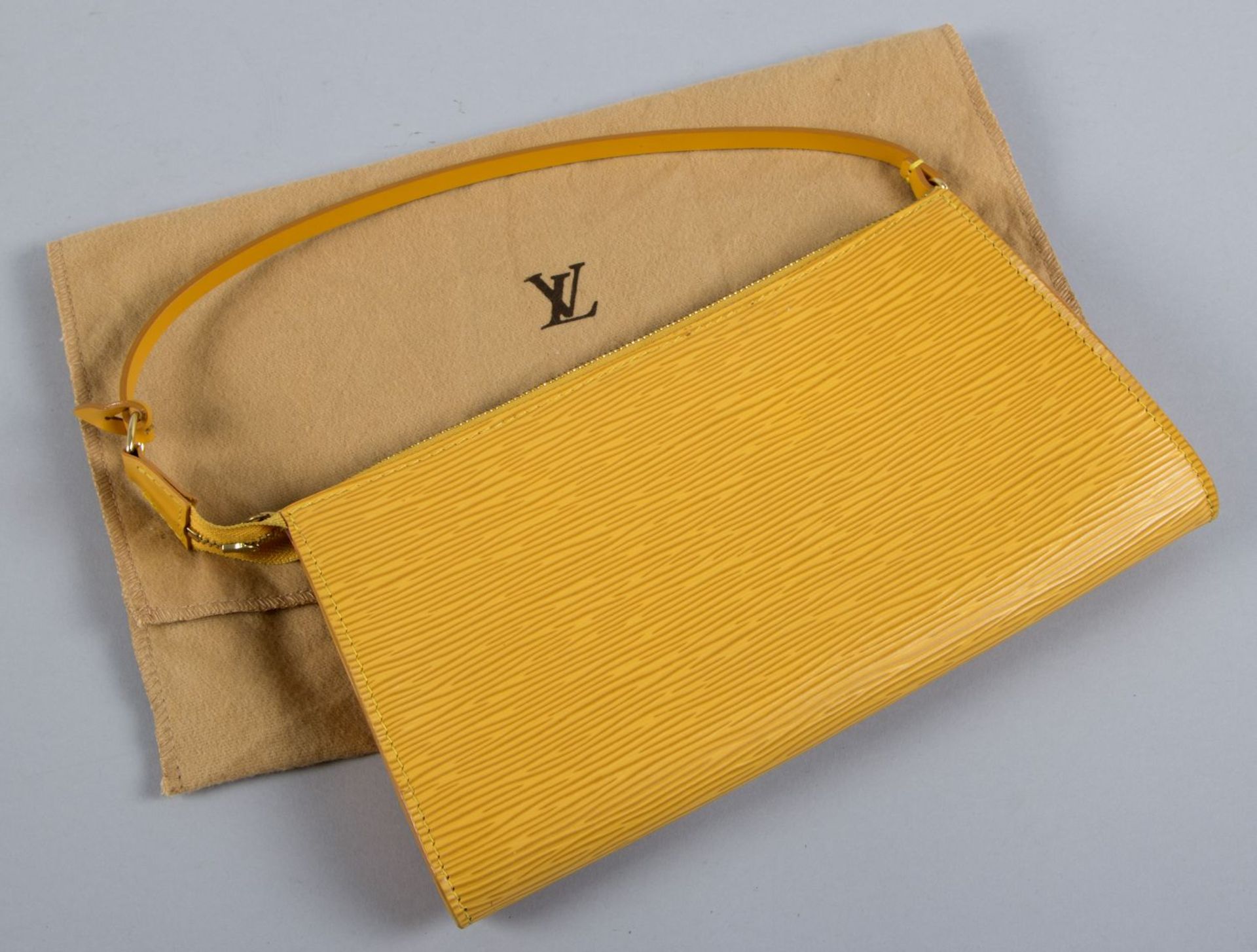 Louis Vuitton "Pochette Accessoires" ClutchGelborangefarbenes Leder mit geprägter Oberfläche und - Bild 3 aus 3