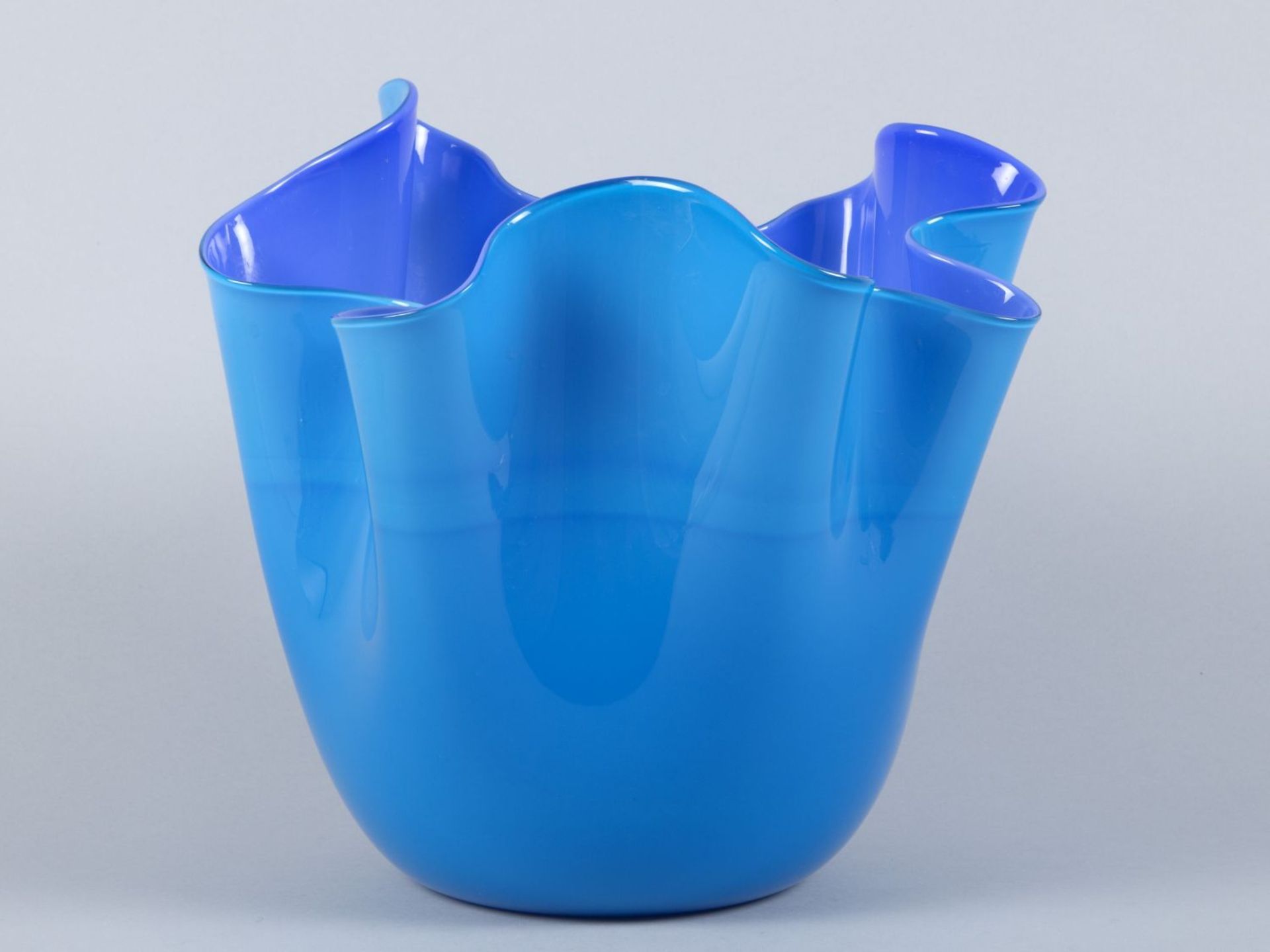 Murano-Vase "fazzoletto"Farbloses Glas, hell- und mittelblau opak unterfangen. Nach Entwurf von