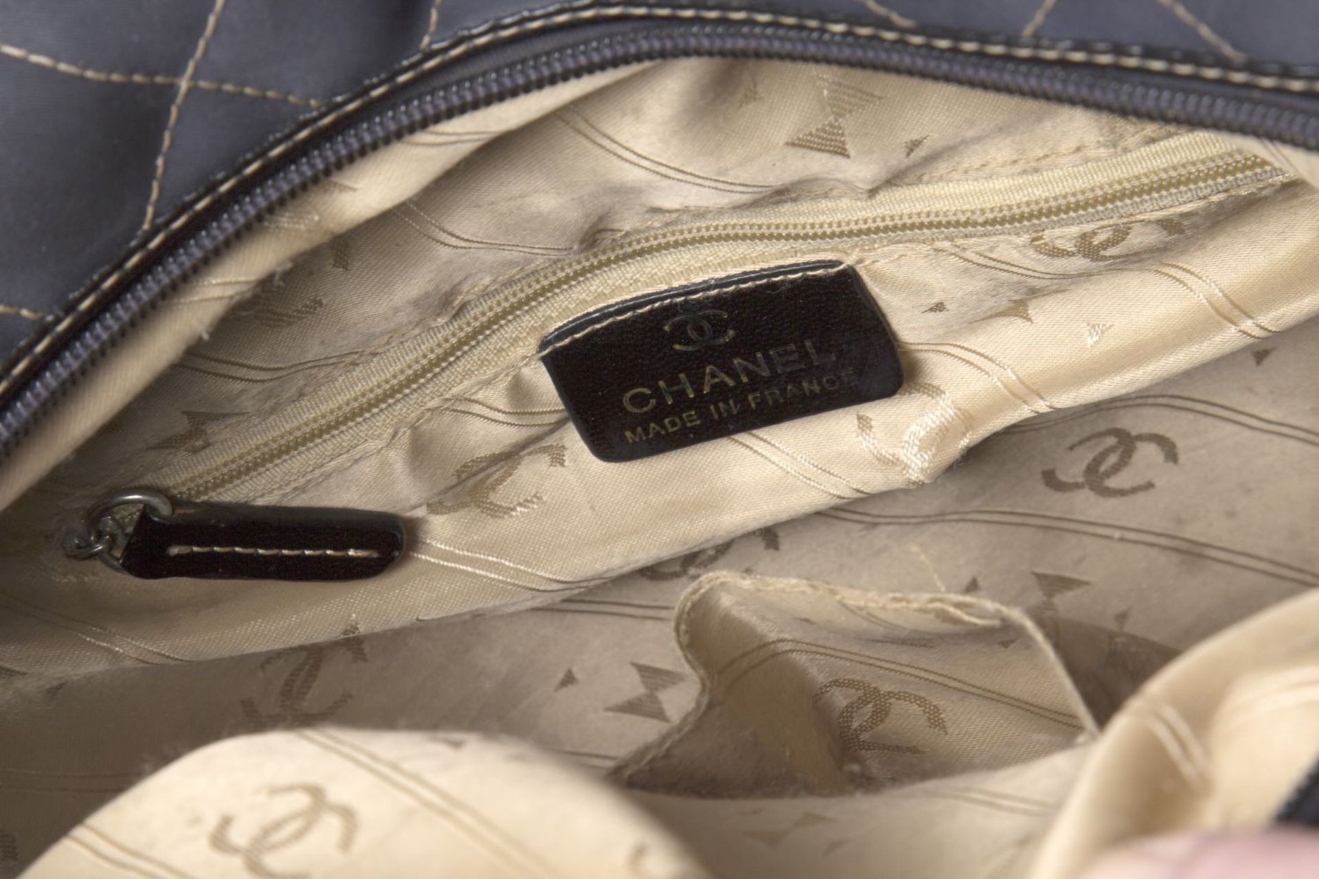 Vintage-Chanel-HandtascheDunkelblaues Nylon mit gesteppten beigen Nähten, beiges Innenfutter mit - Bild 3 aus 3