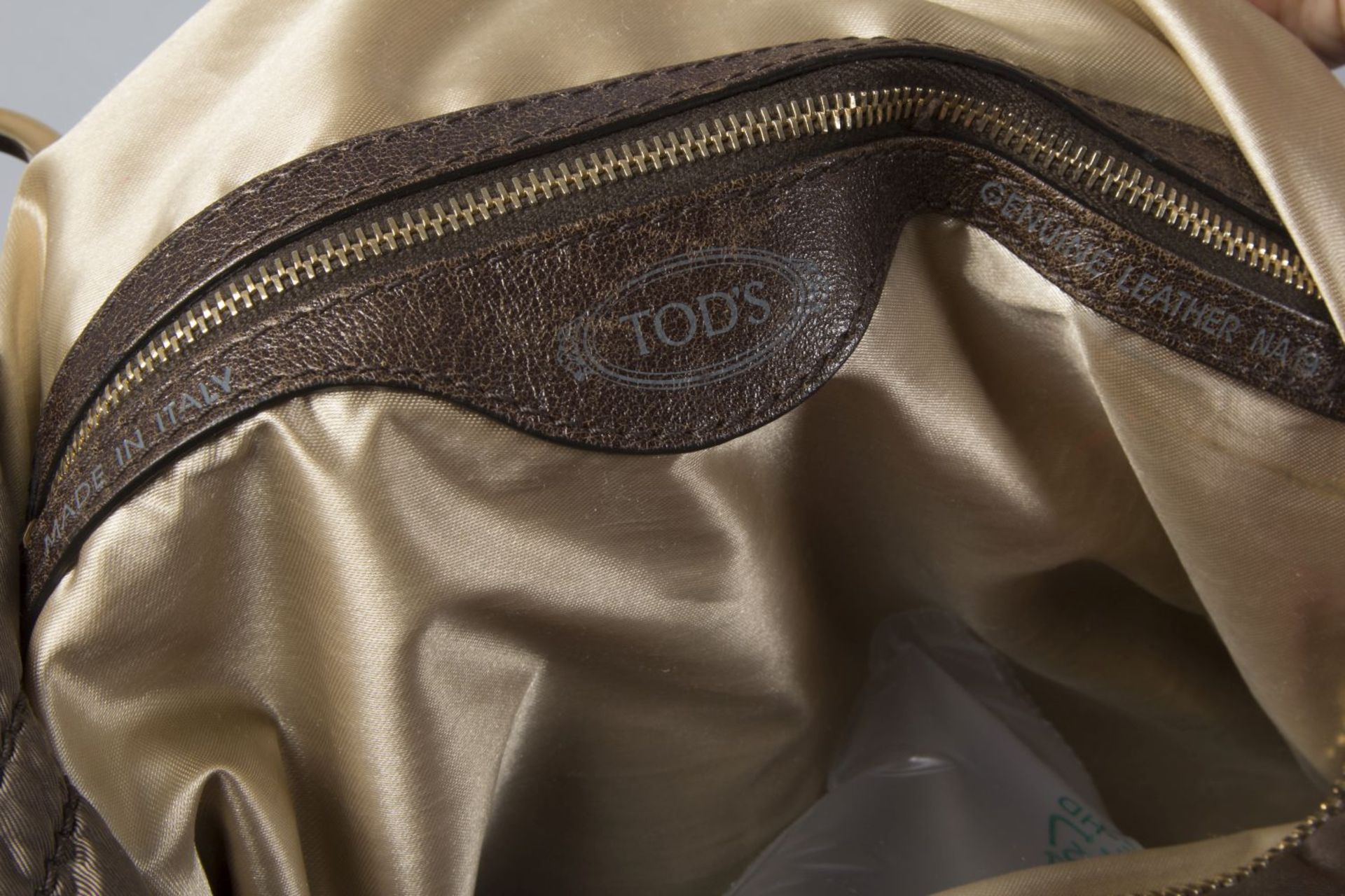 Tod's-Schultertasche und Schultertasche von Carolina HerreraBronzefarbenes Nylon, Schulterriemen und - Bild 2 aus 3