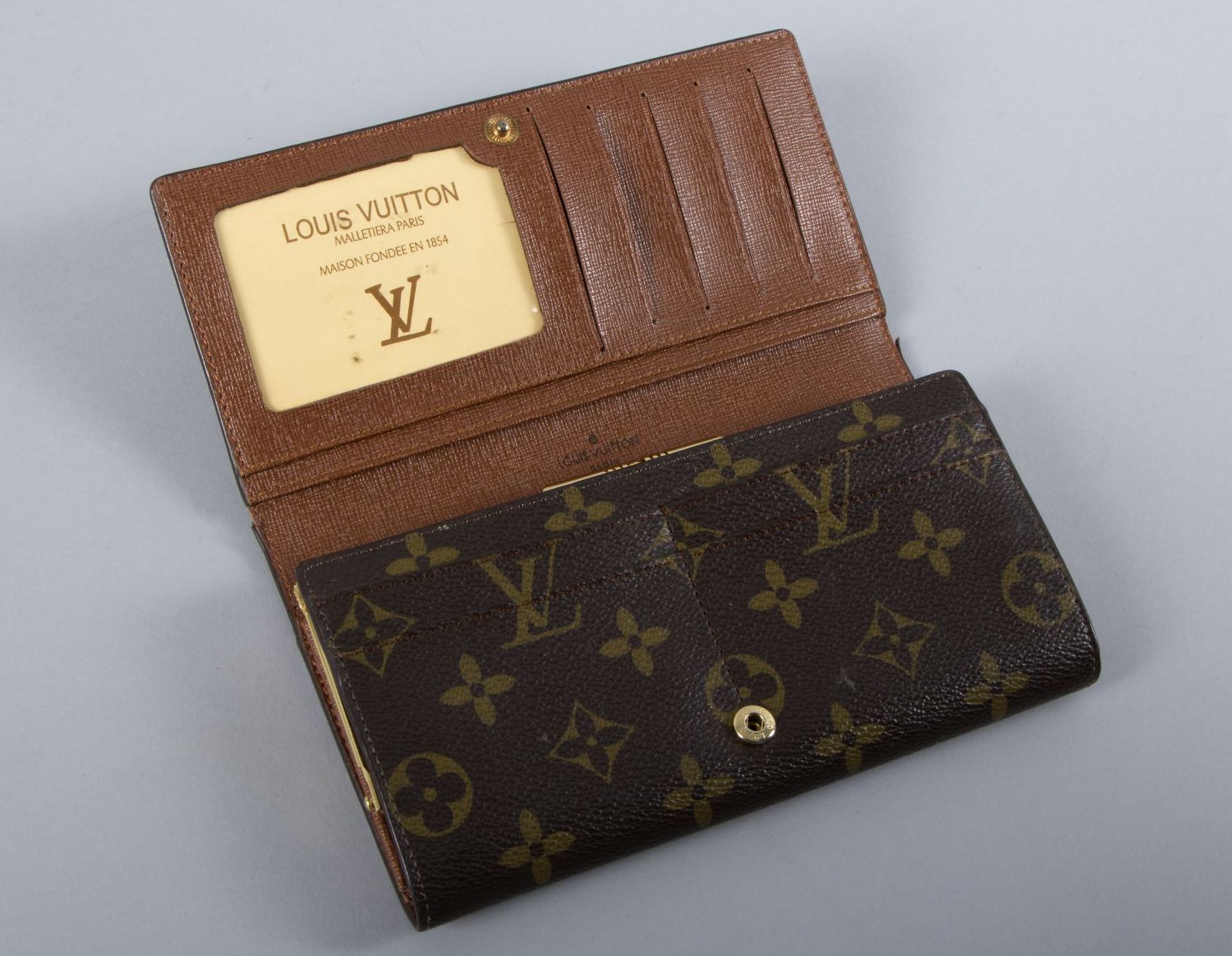 Louis Vuitton-GeldbörseMonogramm-Canvas. Beschläge aus goldfarbenem Metall. Hellbraunes Innenleben - Bild 2 aus 3