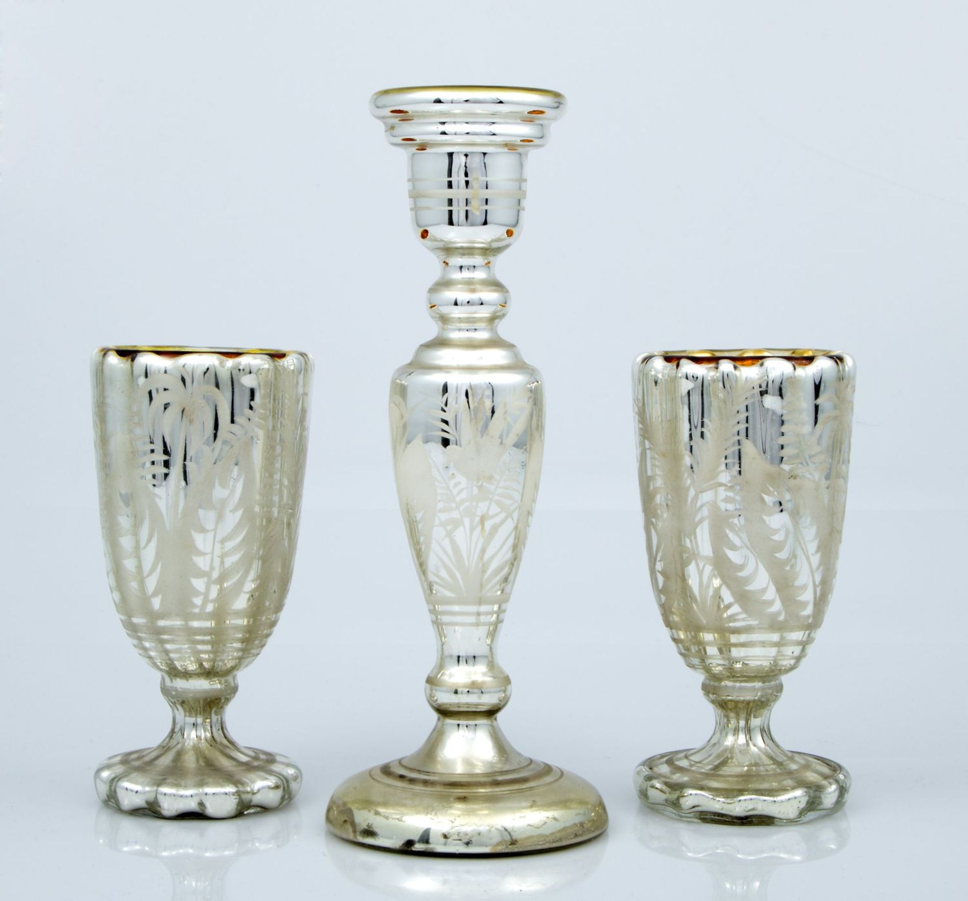 Ein Paar Pokalbecher und Kerzenleuchter aus BauernsilberDoppelwandiges farbl. Glas mit Silber- und