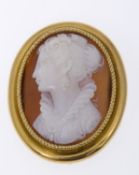 Kameen-BroscheAchatkameen mit Frauenportrait im Profil. Rahmung aus Gelbgold 750. H. 4,3 cm. Ca.