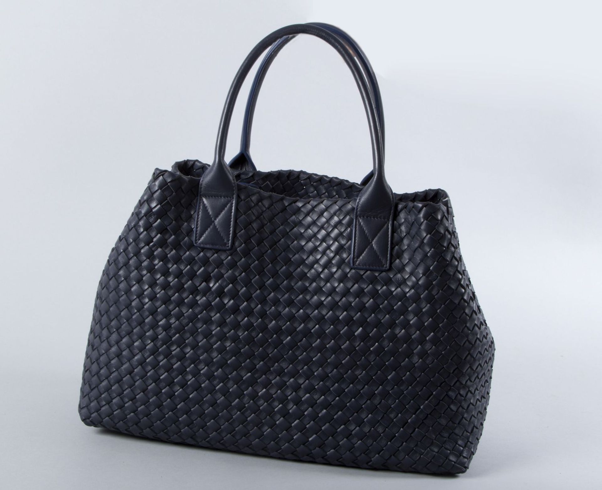 Bottega Veneta "Cabat" TascheJeansfarbenes Nappaleder mit Intrecciato-Webmotiv. 2 glatte runde - Image 2 of 4