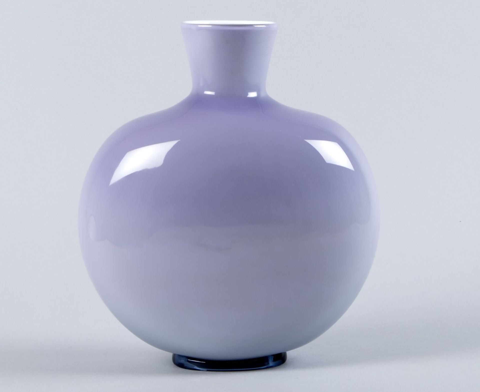 Murano-VaseFarbloses Glas, violett und weiß opak unterfangen. Im Boden bez. "venini italia 89".