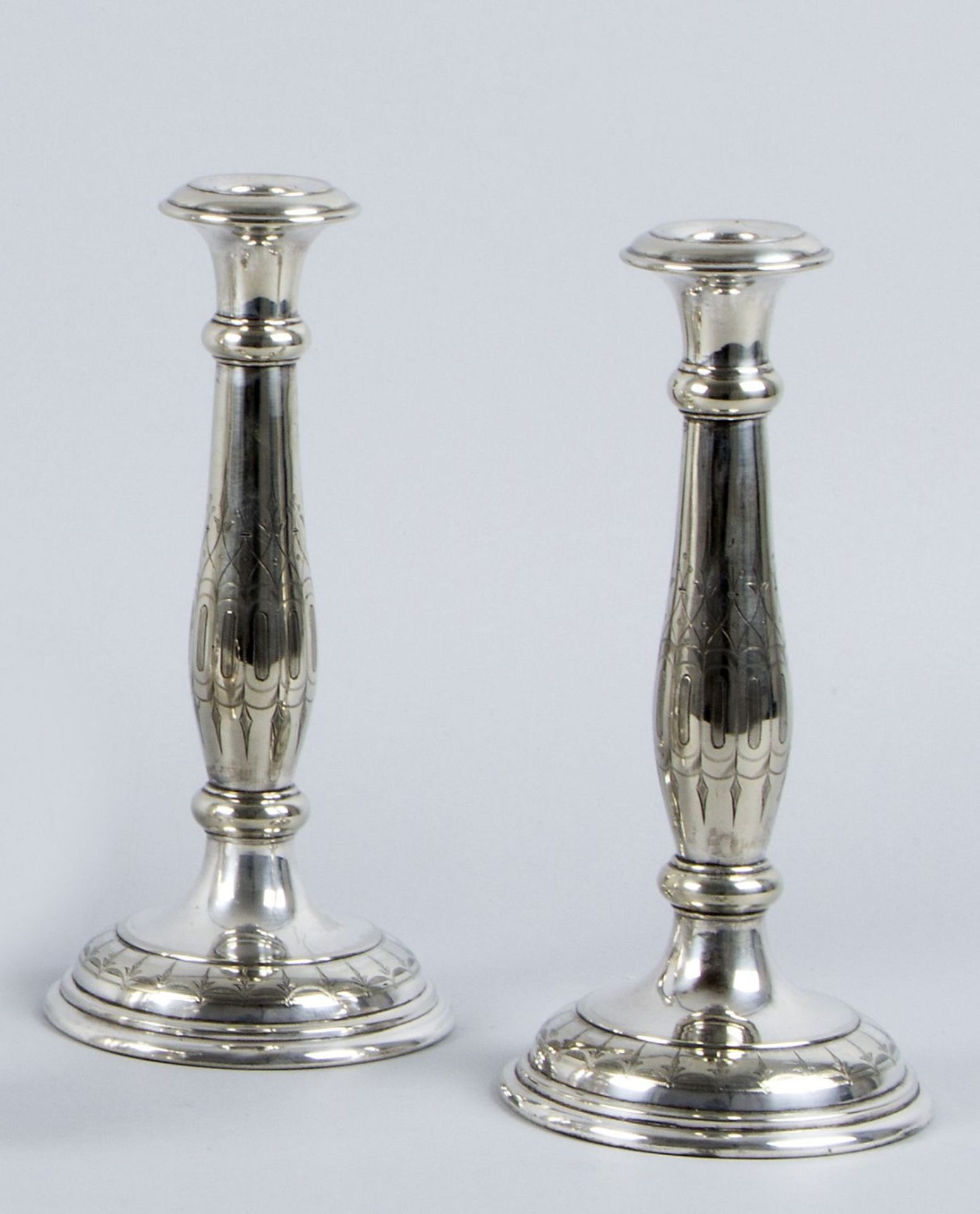 Ein Paar Kerzenleuchter, 1-flammigMetall, versilbert. H. 24 cm.