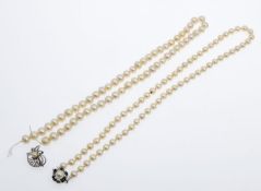 PerlenketteAkoya-Zuchtperlen, D. ca. 7,2 mm. Verschluss aus Weißgold 585. L. 57 cm. DABEI: