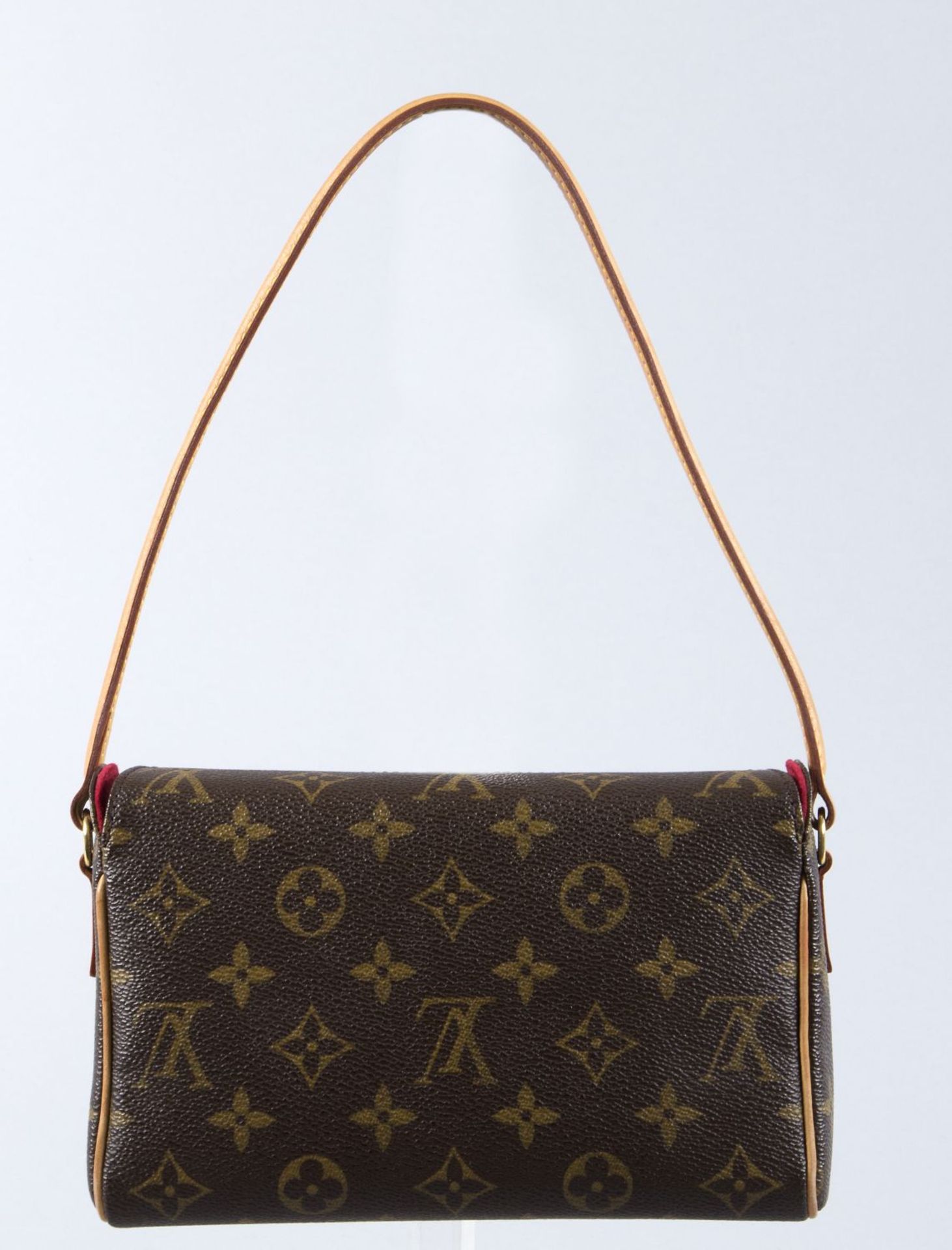 Louis Vuitton-PochetteMonogramm-Canvas mit rotem Innenfutter mit geprägtem Firmenlogo. Kurzer