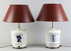Ein Paar TischlampenWeißer glasierter Porzellanfuß in Form eines Sake-Fasses. Schriftzeichen. Rot