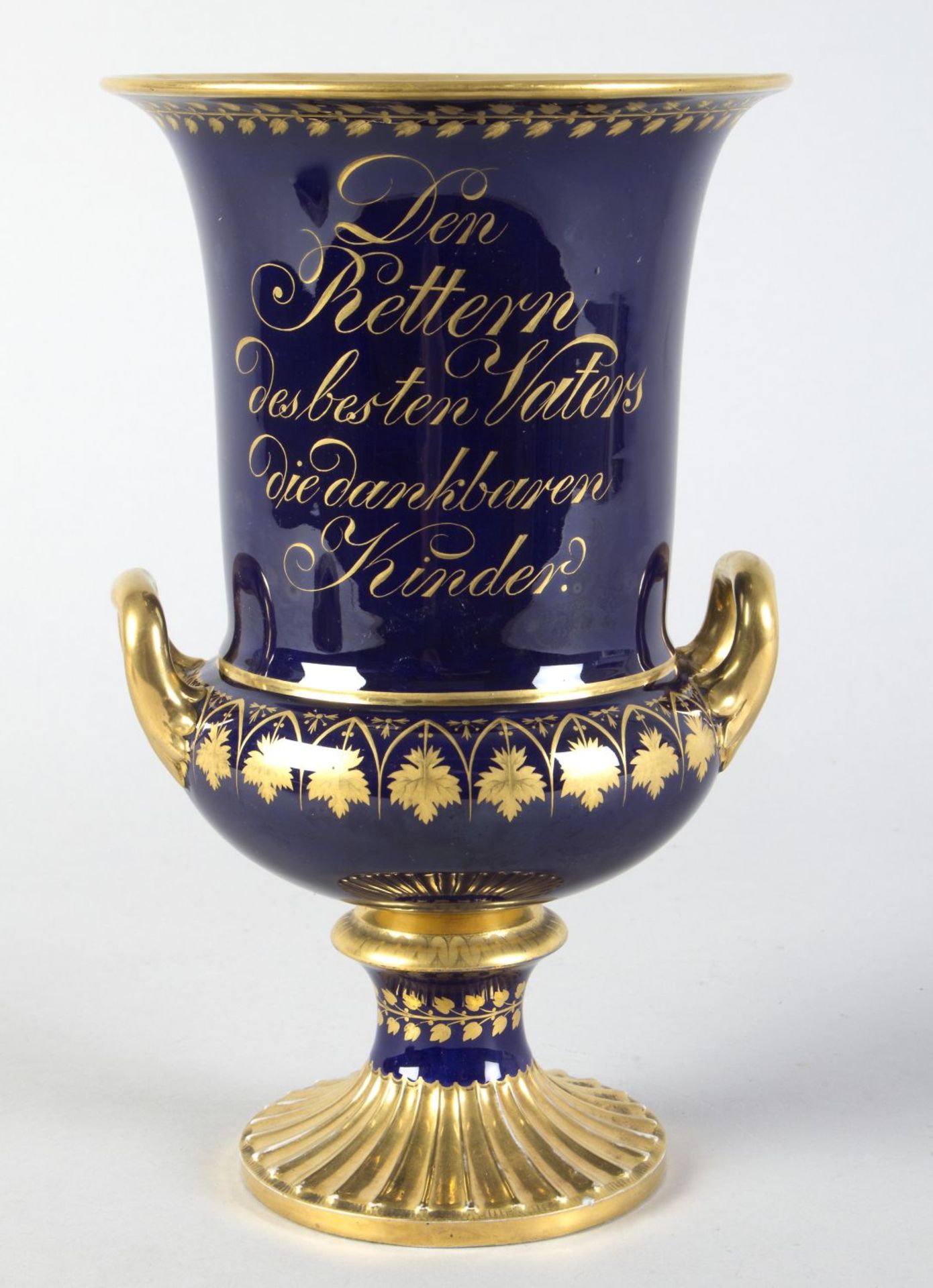 Feine KratervaseKobaltblauer Fond. Polychrome Bemalung. Goldstaffage. Auf der Schauseite in - Bild 3 aus 5